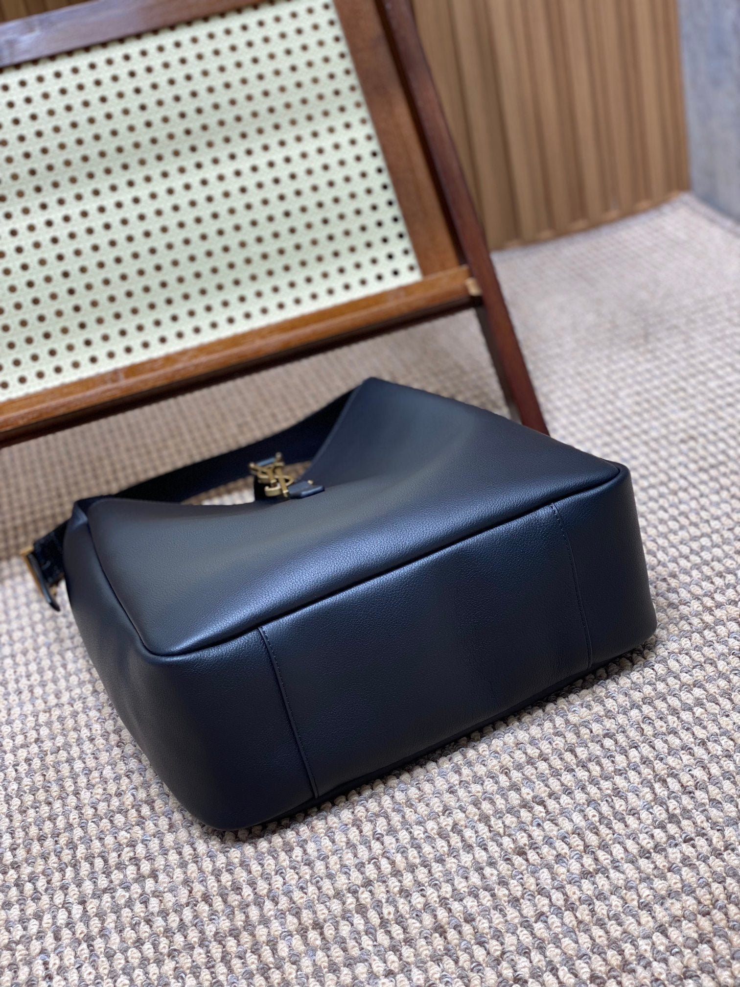 {Style No: UV5DPXRO} LE 5 À 7 LARGE SUPPLE BAG 31 IN NAVY BLUE CALFSKIN - Image 4