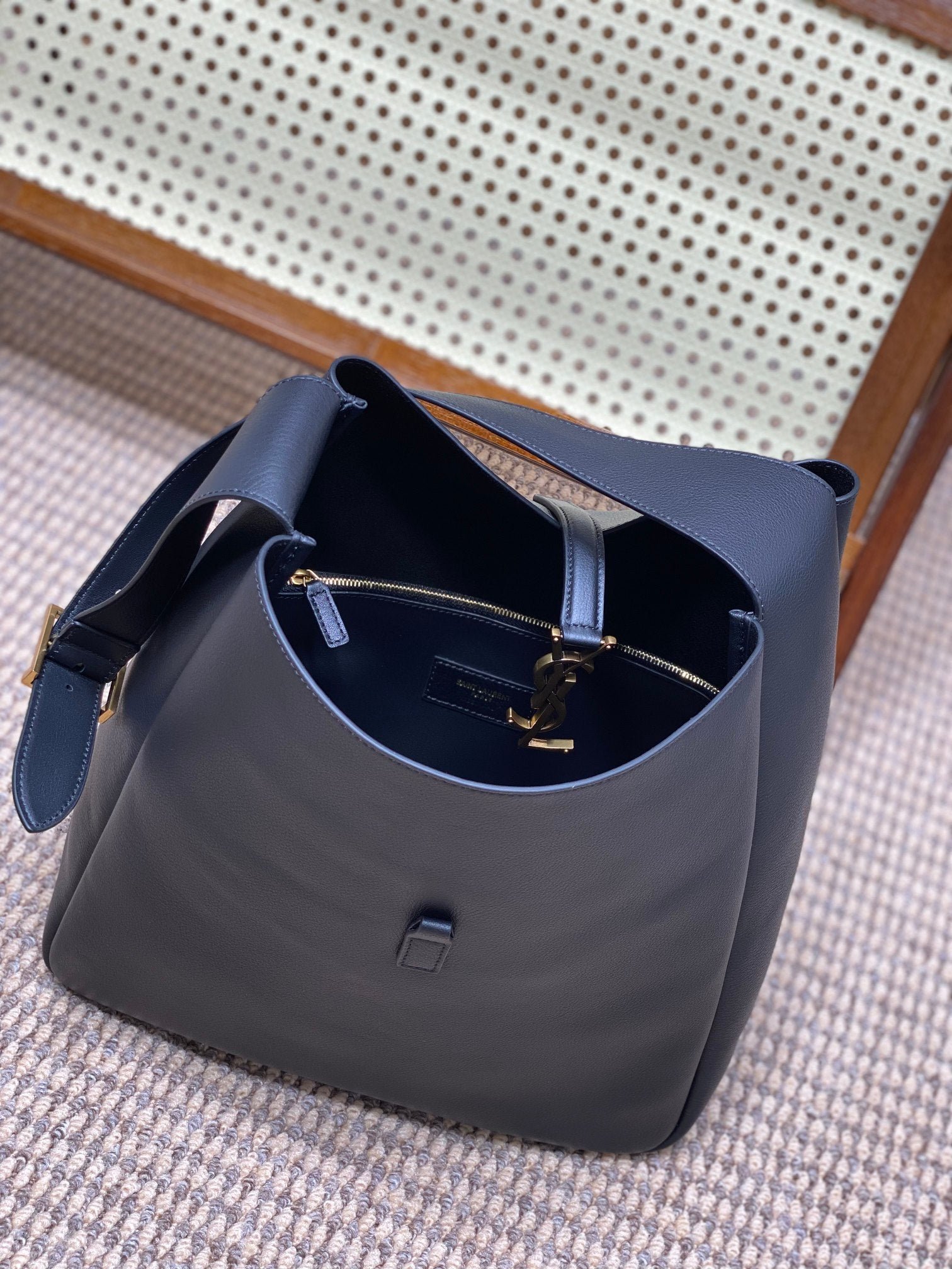 {Style No: UV5DPXRO} LE 5 À 7 LARGE SUPPLE BAG 31 IN NAVY BLUE CALFSKIN - Image 5