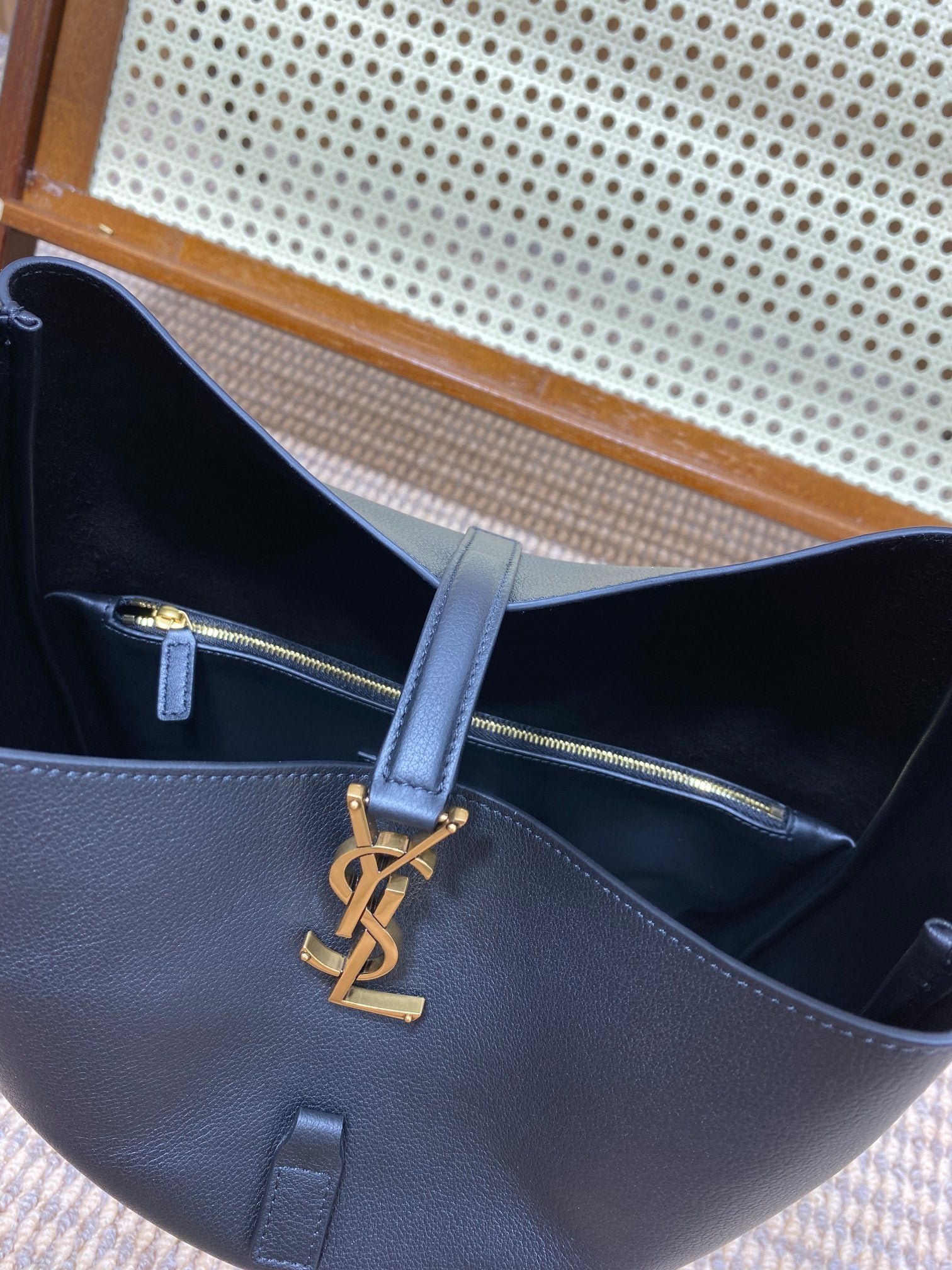 {Style No: UV5DPXRO} LE 5 À 7 LARGE SUPPLE BAG 31 IN NAVY BLUE CALFSKIN - Image 7