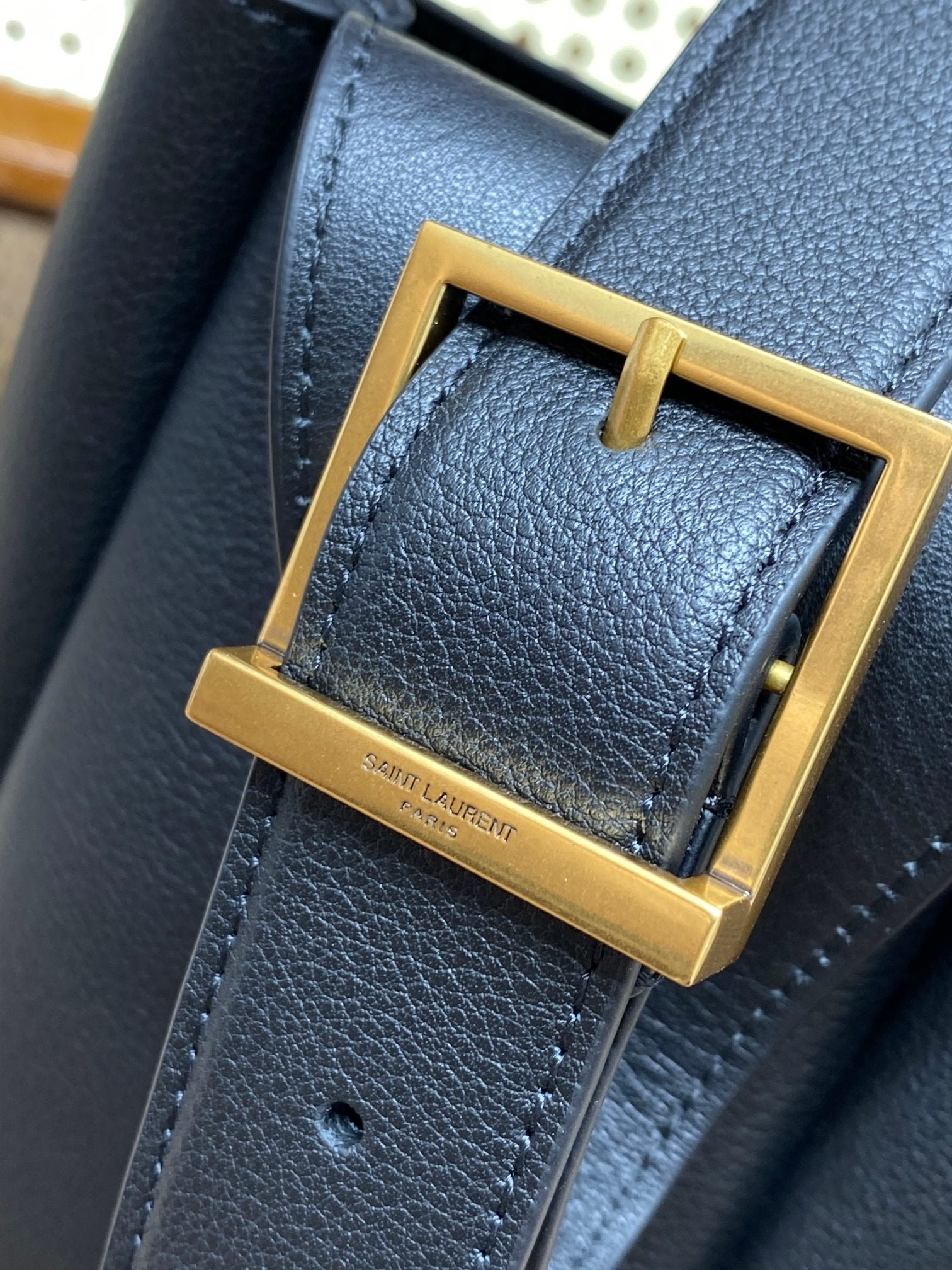 {Style No: UV5DPXRO} LE 5 À 7 LARGE SUPPLE BAG 31 IN NAVY BLUE CALFSKIN - Image 8