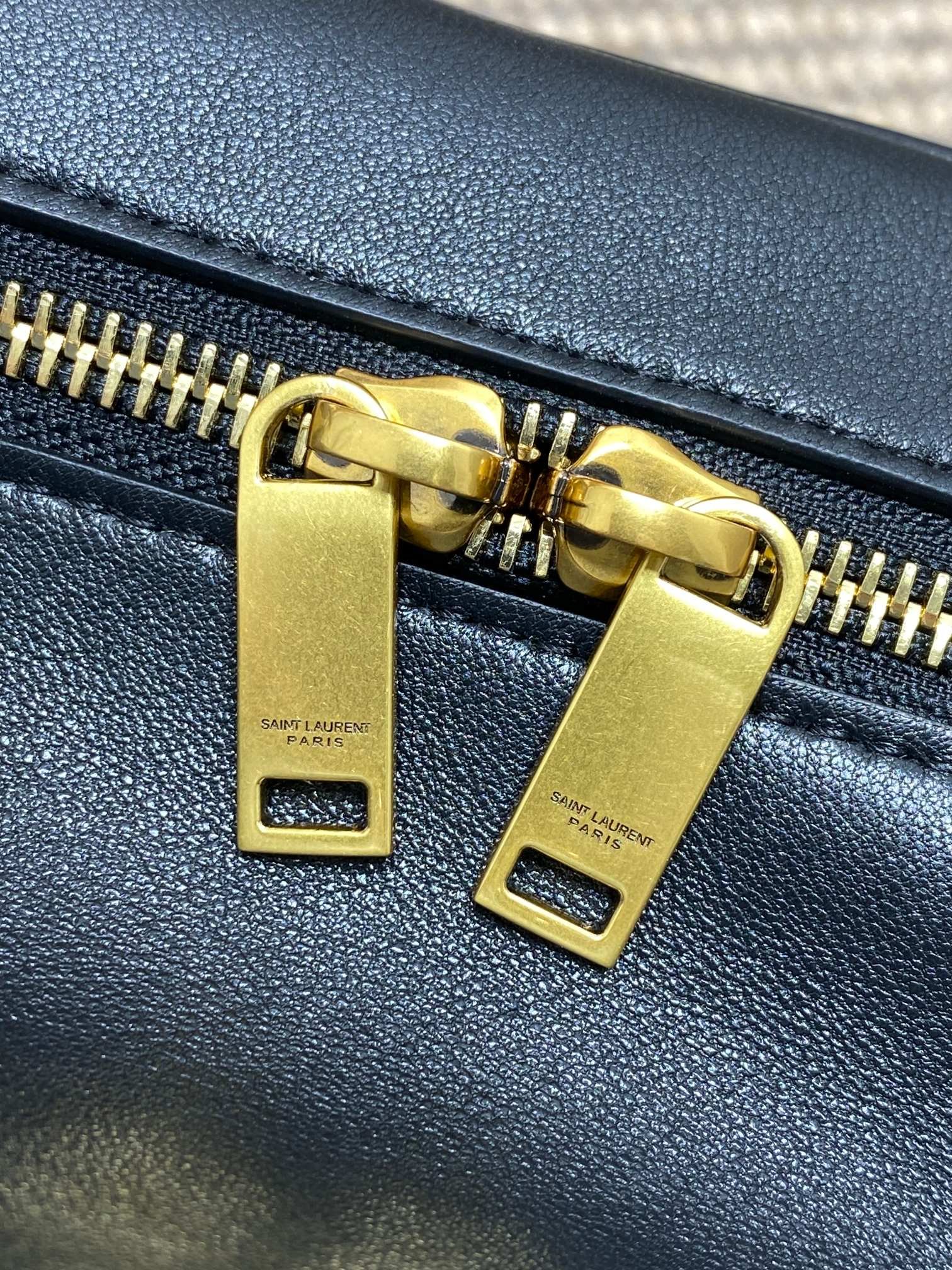{Style No: 8WXSTNZ7} SMALL TRAVEL BAG 31 IN BLACK QUILTED LAMBSKIN GOLD HARDWARE - Image 3