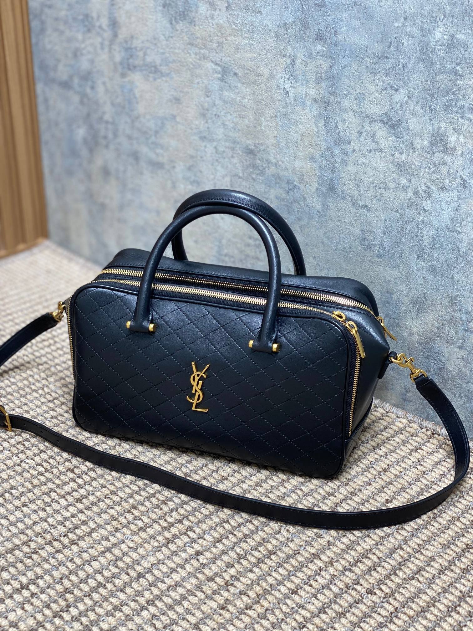 {Style No: 8WXSTNZ7} SMALL TRAVEL BAG 31 IN BLACK QUILTED LAMBSKIN GOLD HARDWARE - Image 4