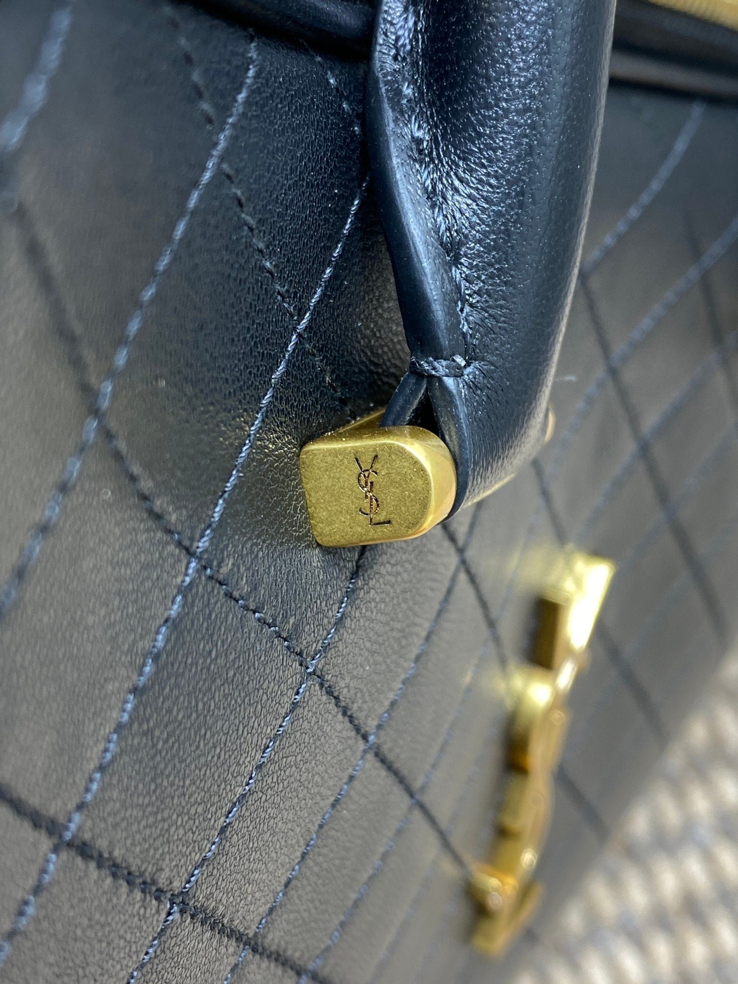 {Style No: 8WXSTNZ7} SMALL TRAVEL BAG 31 IN BLACK QUILTED LAMBSKIN GOLD HARDWARE - Image 5