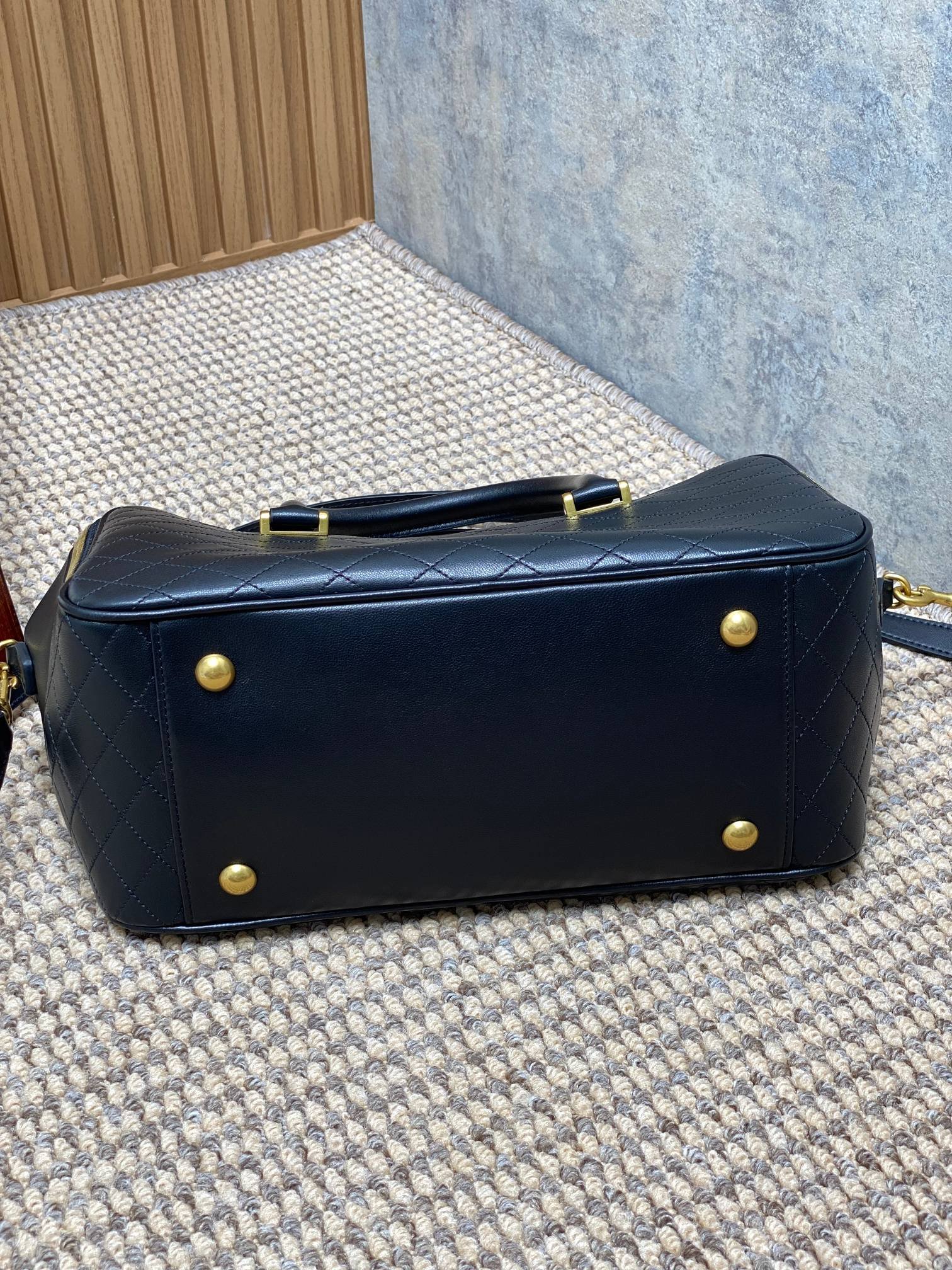 {Style No: 8WXSTNZ7} SMALL TRAVEL BAG 31 IN BLACK QUILTED LAMBSKIN GOLD HARDWARE - Image 6