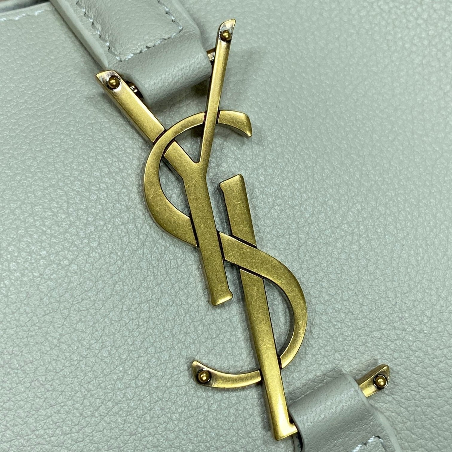 {Style No: 72VCNPES} LE 5 À 7 SMALL SUPPLE 22 IN WHITE CALFSKIN GOLD BUCKLE - Image 2