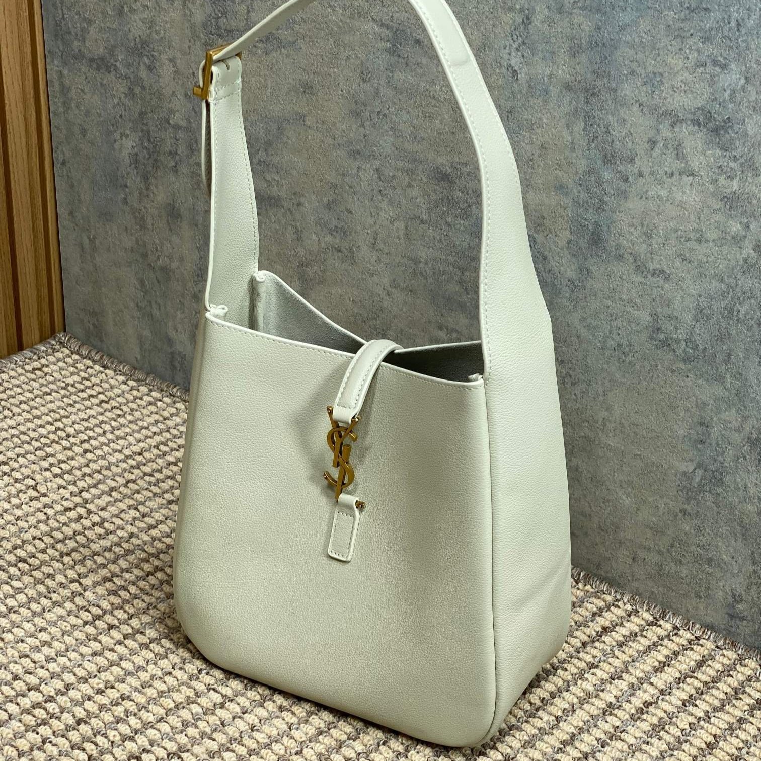 {Style No: 72VCNPES} LE 5 À 7 SMALL SUPPLE 22 IN WHITE CALFSKIN GOLD BUCKLE - Image 3
