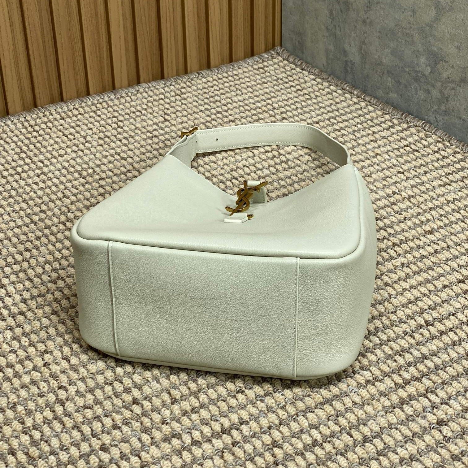 {Style No: 72VCNPES} LE 5 À 7 SMALL SUPPLE 22 IN WHITE CALFSKIN GOLD BUCKLE - Image 4