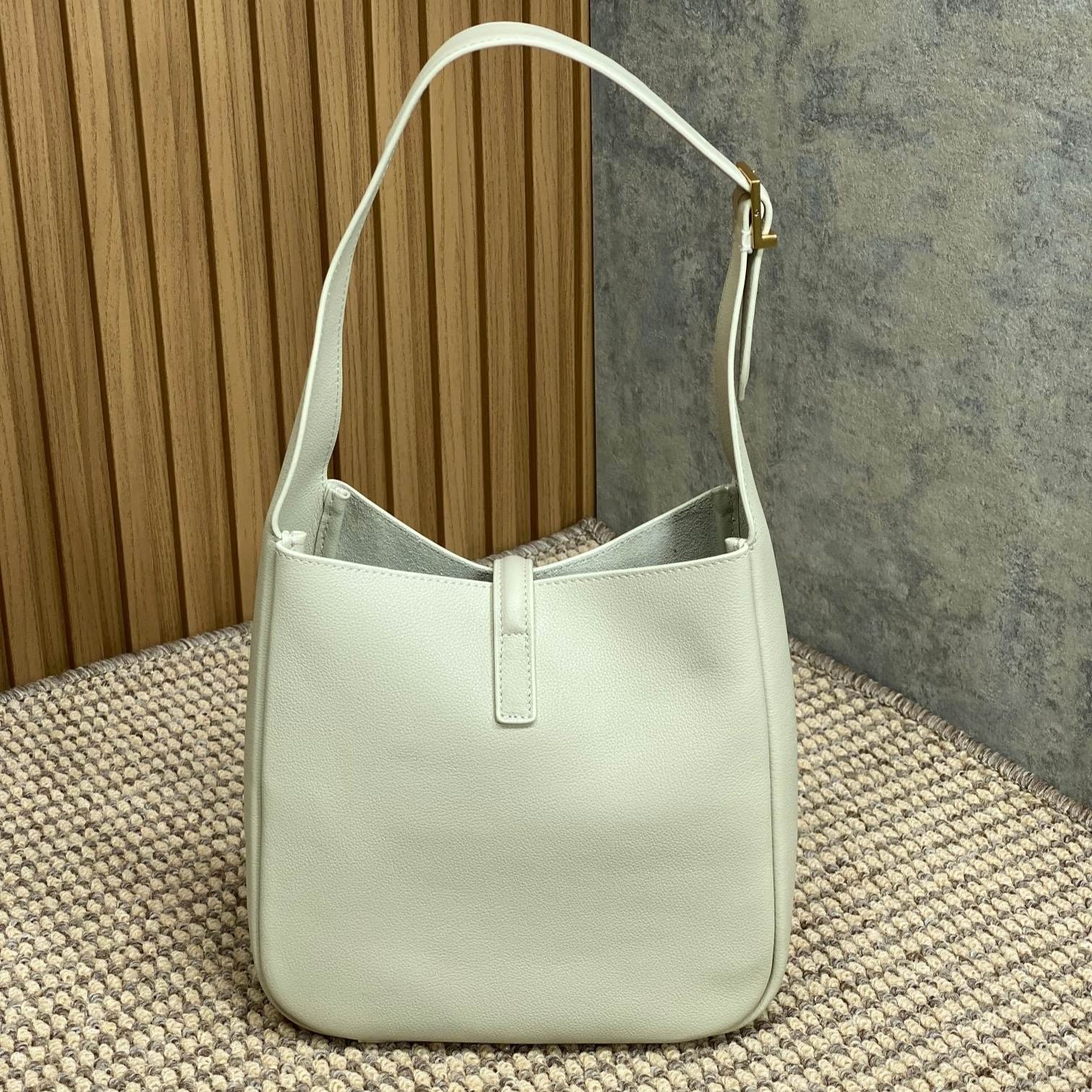 {Style No: 72VCNPES} LE 5 À 7 SMALL SUPPLE 22 IN WHITE CALFSKIN GOLD BUCKLE - Image 6