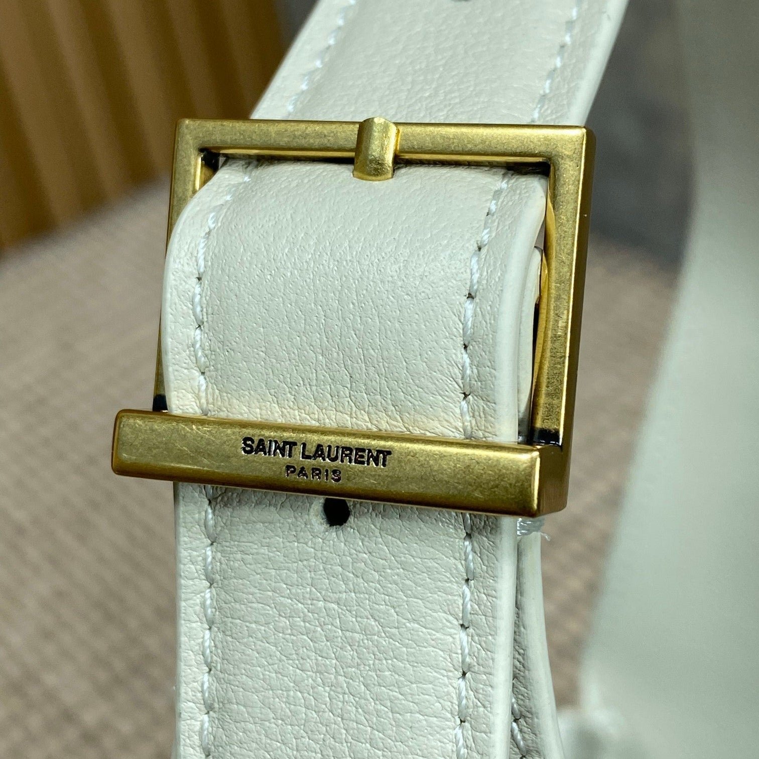 {Style No: 72VCNPES} LE 5 À 7 SMALL SUPPLE 22 IN WHITE CALFSKIN GOLD BUCKLE - Image 7