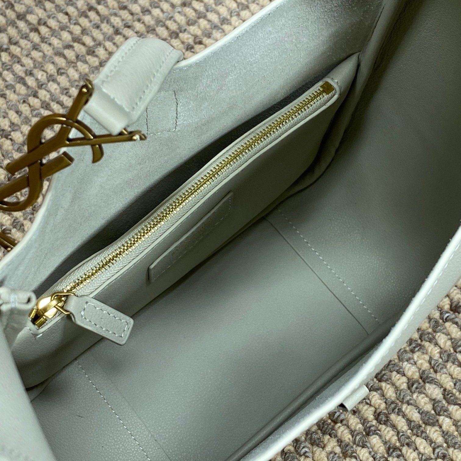 {Style No: 72VCNPES} LE 5 À 7 SMALL SUPPLE 22 IN WHITE CALFSKIN GOLD BUCKLE - Image 8