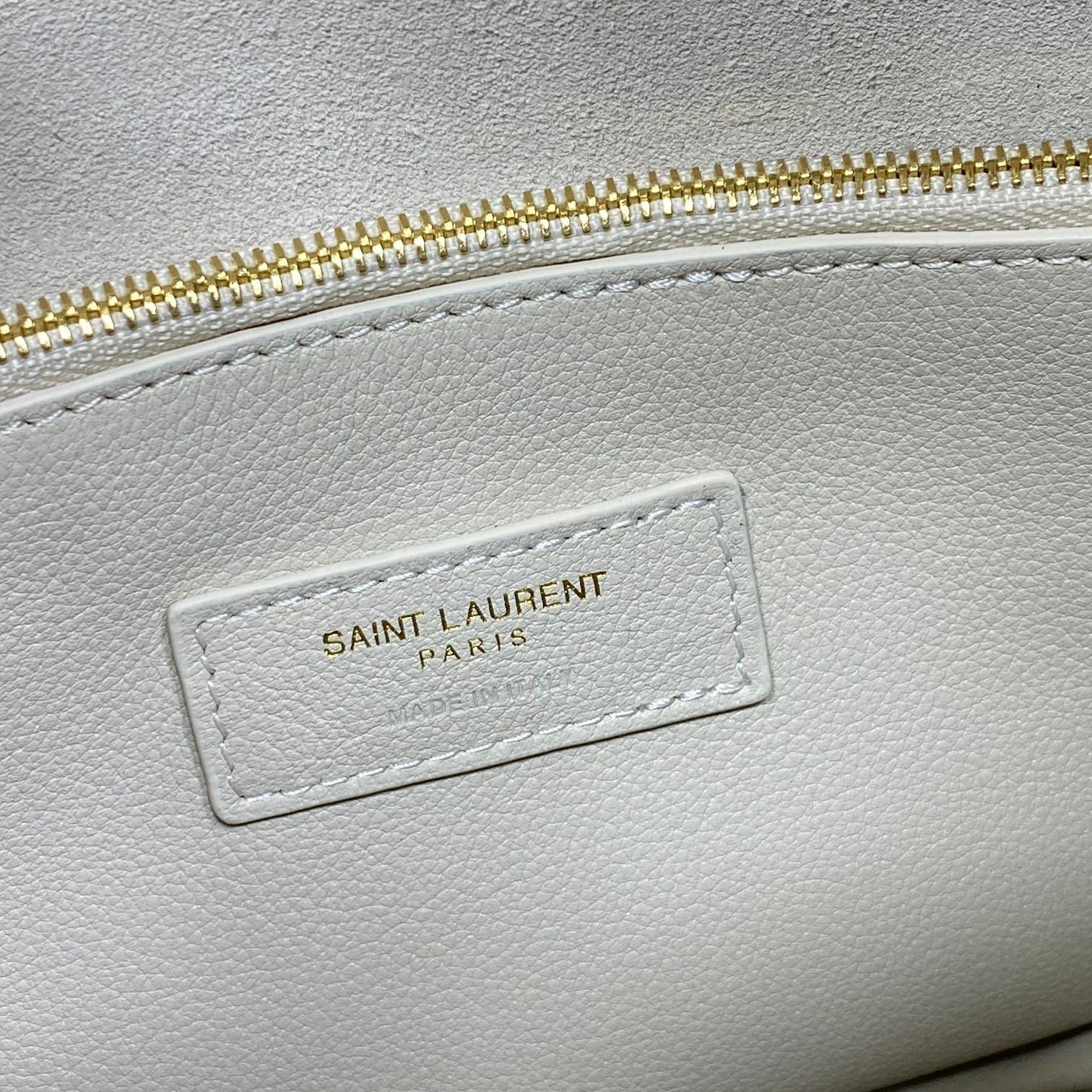 {Style No: 72VCNPES} LE 5 À 7 SMALL SUPPLE 22 IN WHITE CALFSKIN GOLD BUCKLE - Image 9