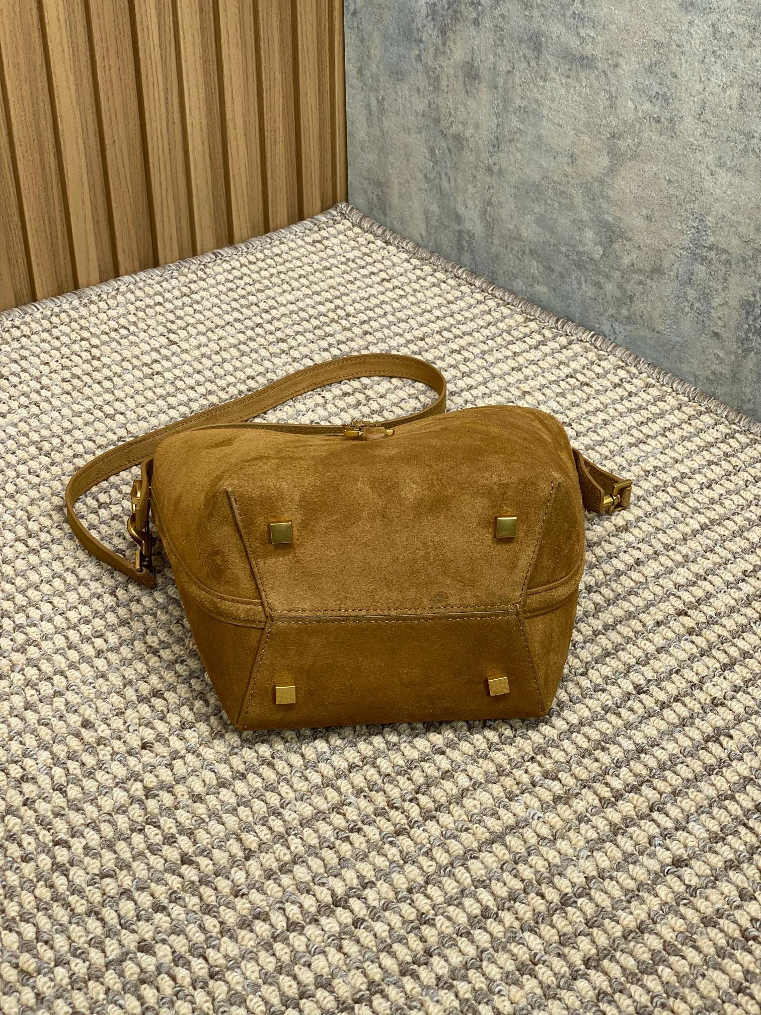 {Style No: G61SN7C2} LE 37 SMALL BUCKET BAG 20 IN BROWN SUEDE GOLD HARDWARE - Image 4