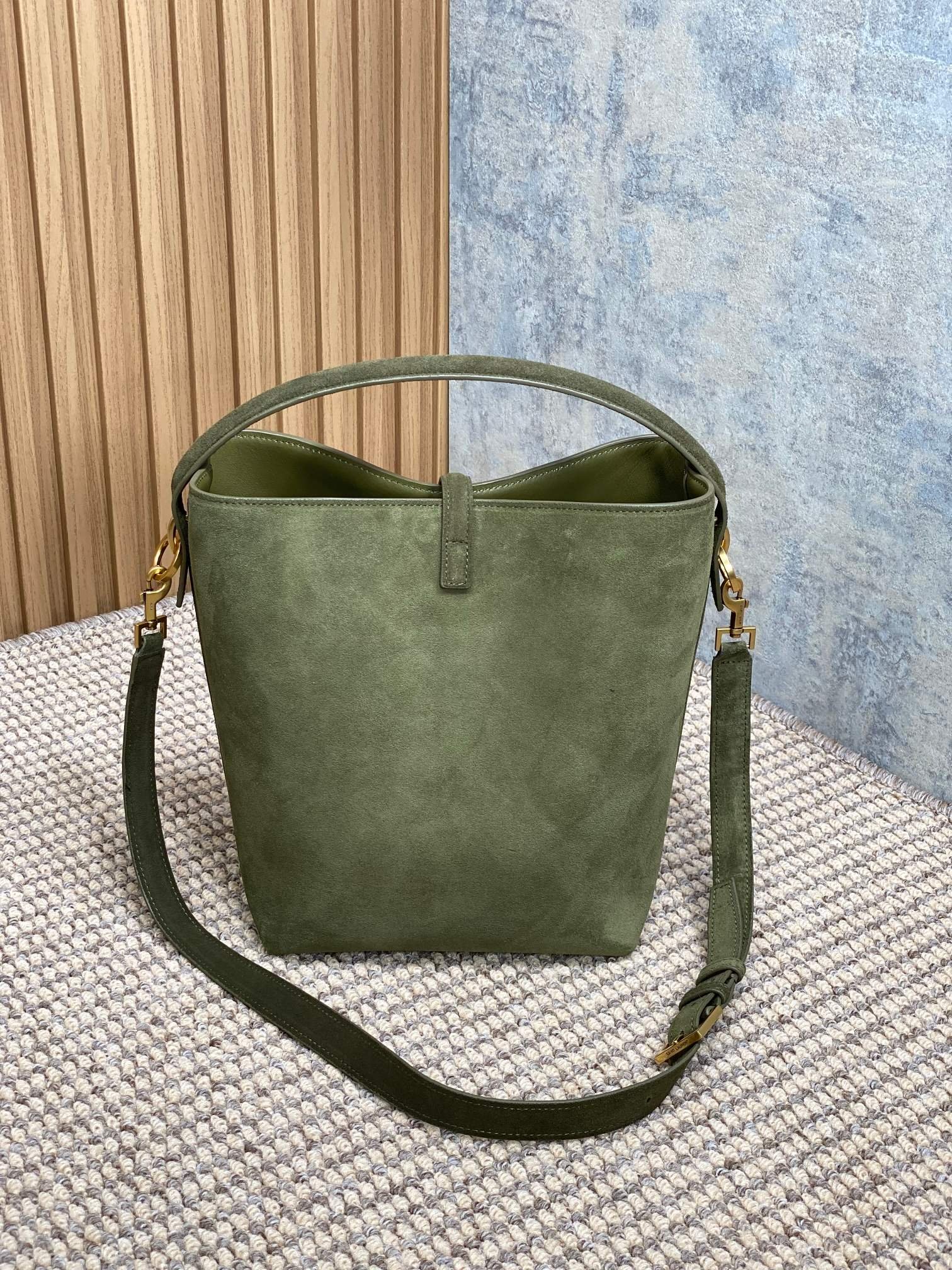 {Style No: IONYXZG2} LE 37 SMALL BUCKET BAG 25 IN HUNTER GREEN SUEDE GOLD HARDWARE - Image 4