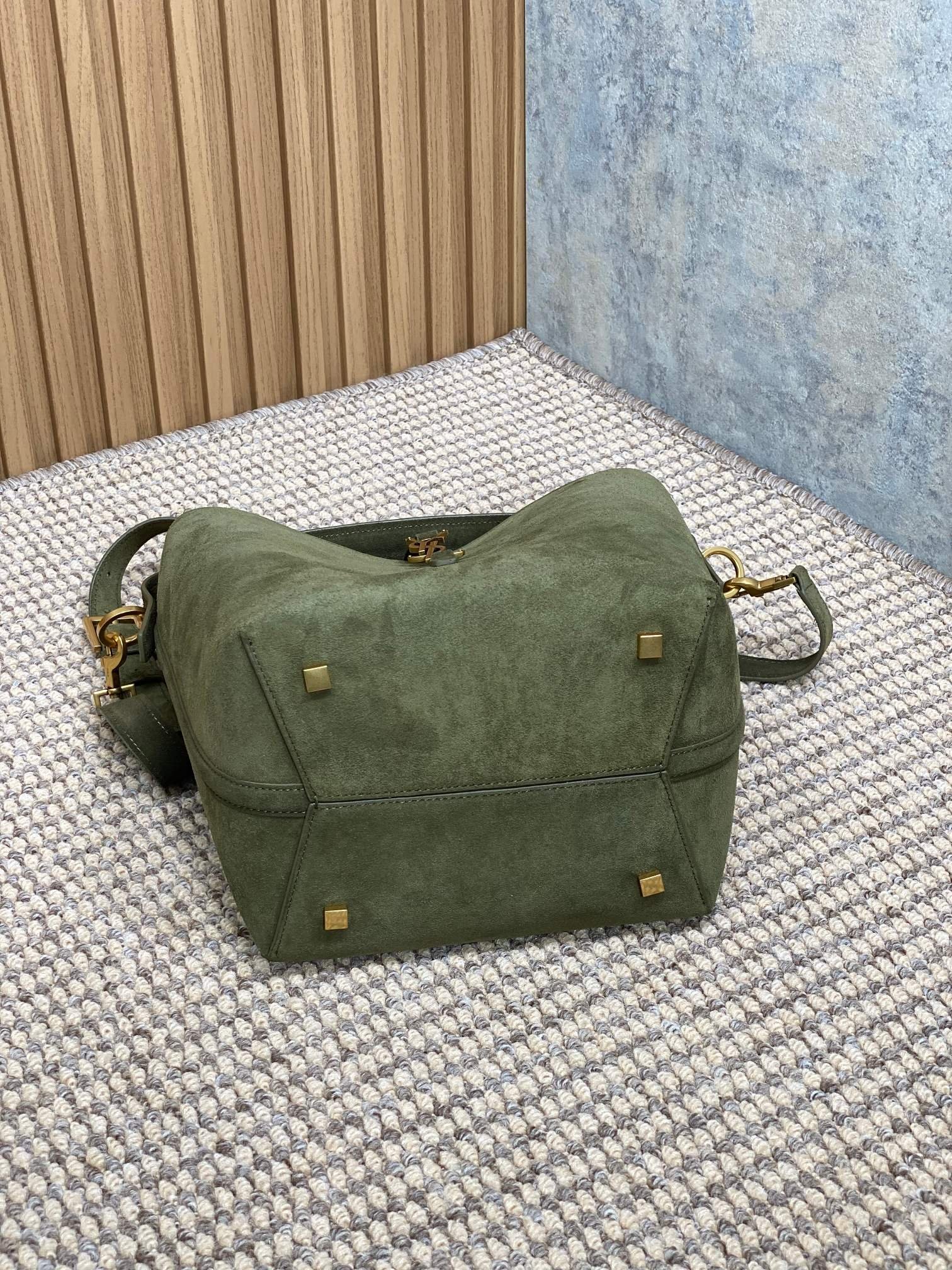 {Style No: IONYXZG2} LE 37 SMALL BUCKET BAG 25 IN HUNTER GREEN SUEDE GOLD HARDWARE - Image 6