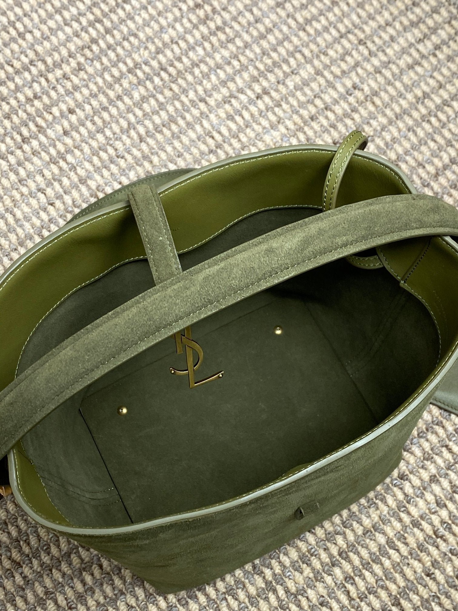 {Style No: IONYXZG2} LE 37 SMALL BUCKET BAG 25 IN HUNTER GREEN SUEDE GOLD HARDWARE - Image 8