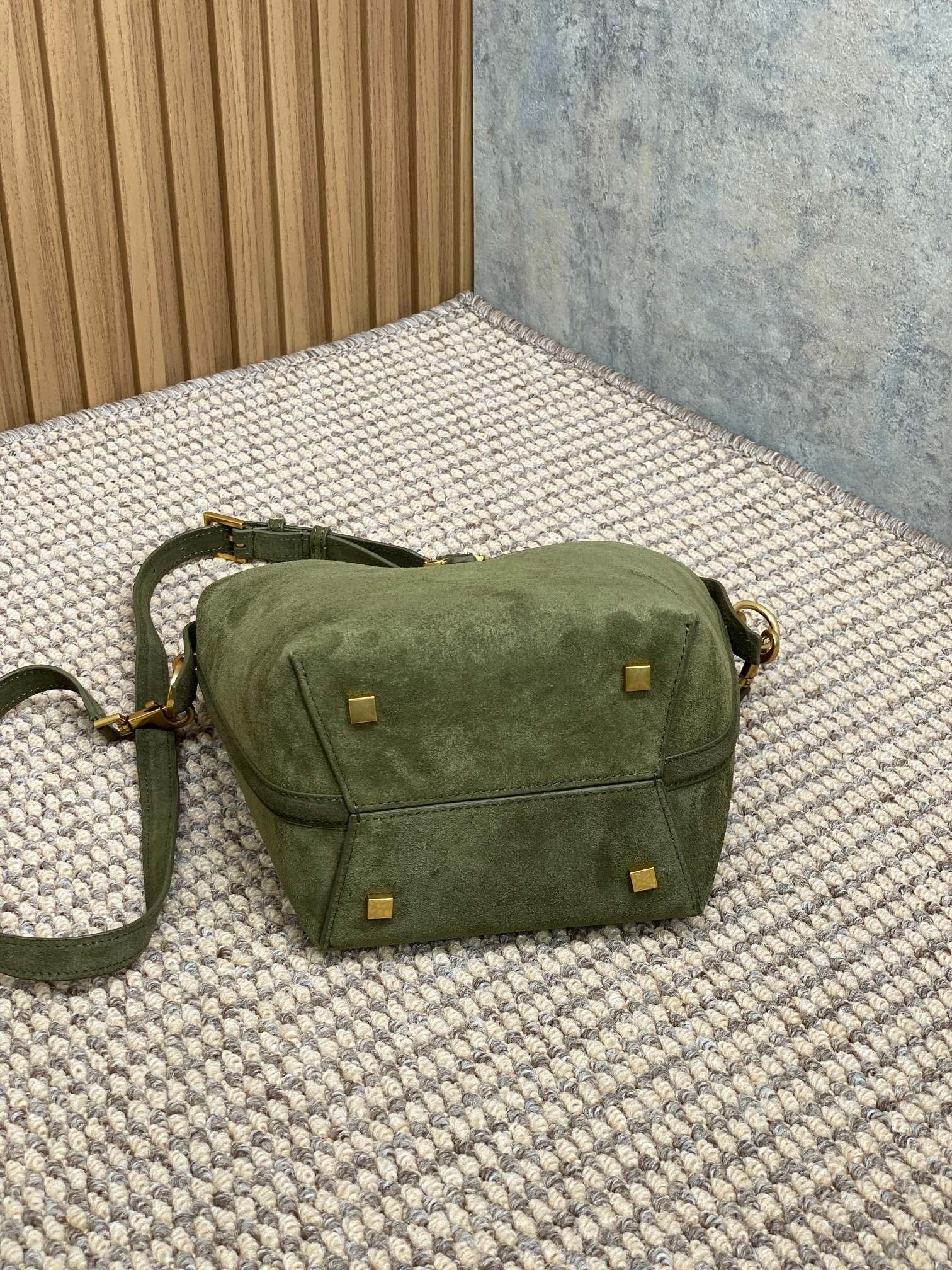 {Style No: 857ORAZ6} LE 37 SMALL BUCKET BAG 20 IN HUNTER GREEN SUEDE GOLD HARDWARE - Image 3