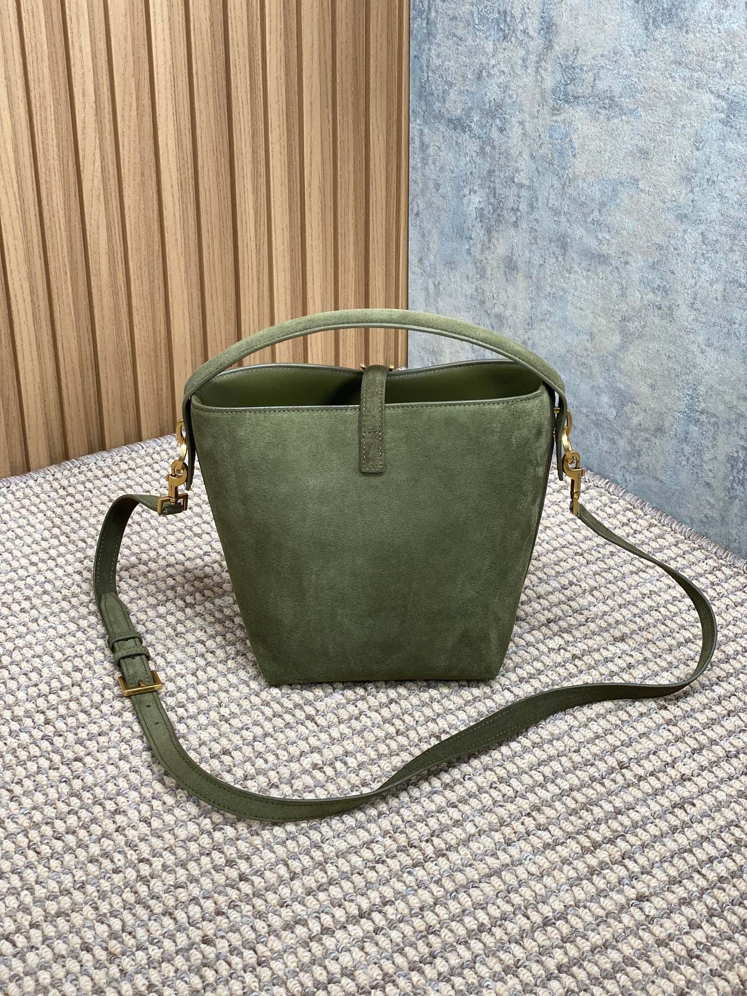 {Style No: 857ORAZ6} LE 37 SMALL BUCKET BAG 20 IN HUNTER GREEN SUEDE GOLD HARDWARE - Image 5