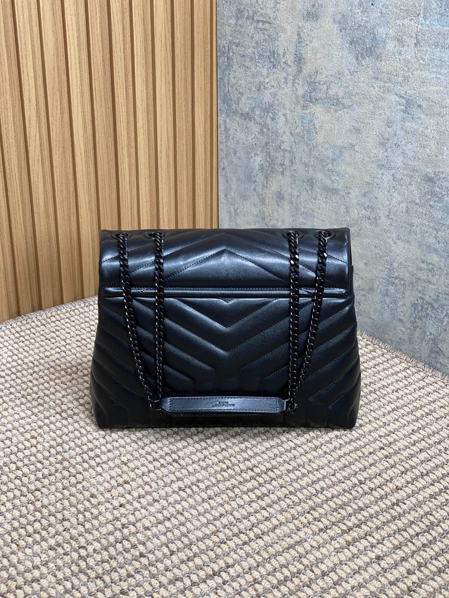 {Style No: UEPEJG1O} LOULOU SHOULDER BAG 32 IN BLACK QUILTED LAMBSKIN BLACK HARDWARE - Image 9