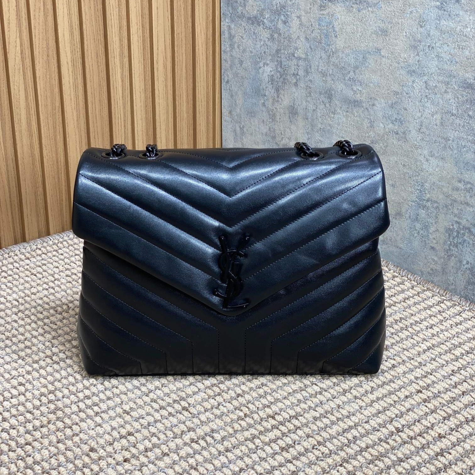 {Style No: UEPEJG1O} LOULOU SHOULDER BAG 32 IN BLACK QUILTED LAMBSKIN BLACK HARDWARE
