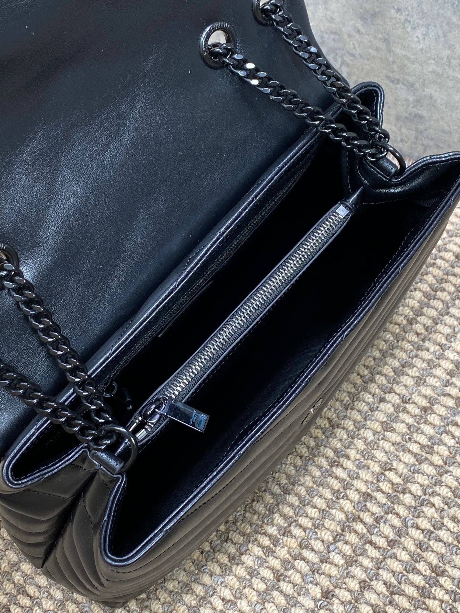 {Style No: UEPEJG1O} LOULOU SHOULDER BAG 32 IN BLACK QUILTED LAMBSKIN BLACK HARDWARE - Image 6