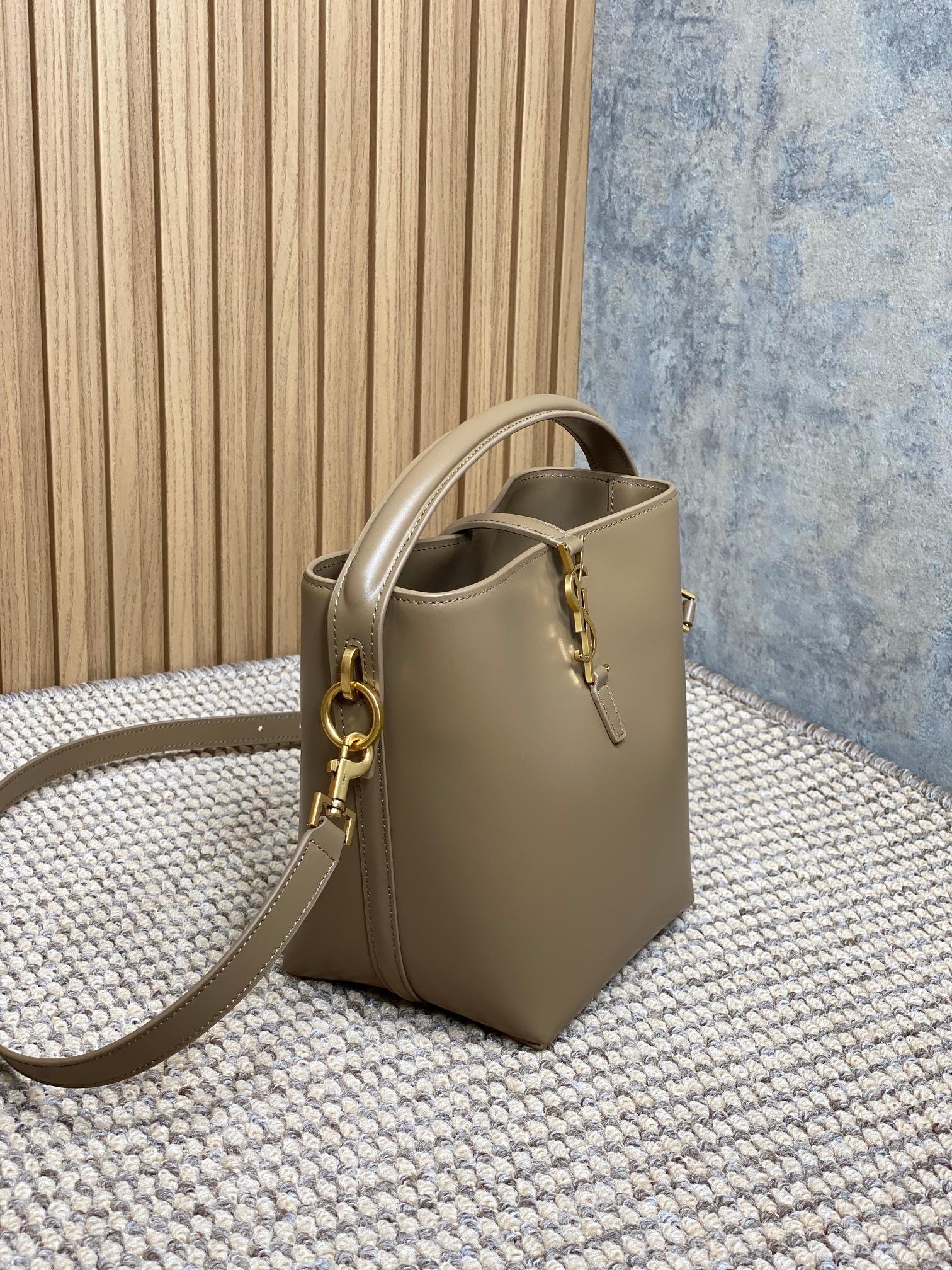 {Style No: V9VF4PCH} LE 37 SMALL BUCKET BAG 20 IN CEDAR BROWN CALFSKIN GOLD HARDWARE - Image 2