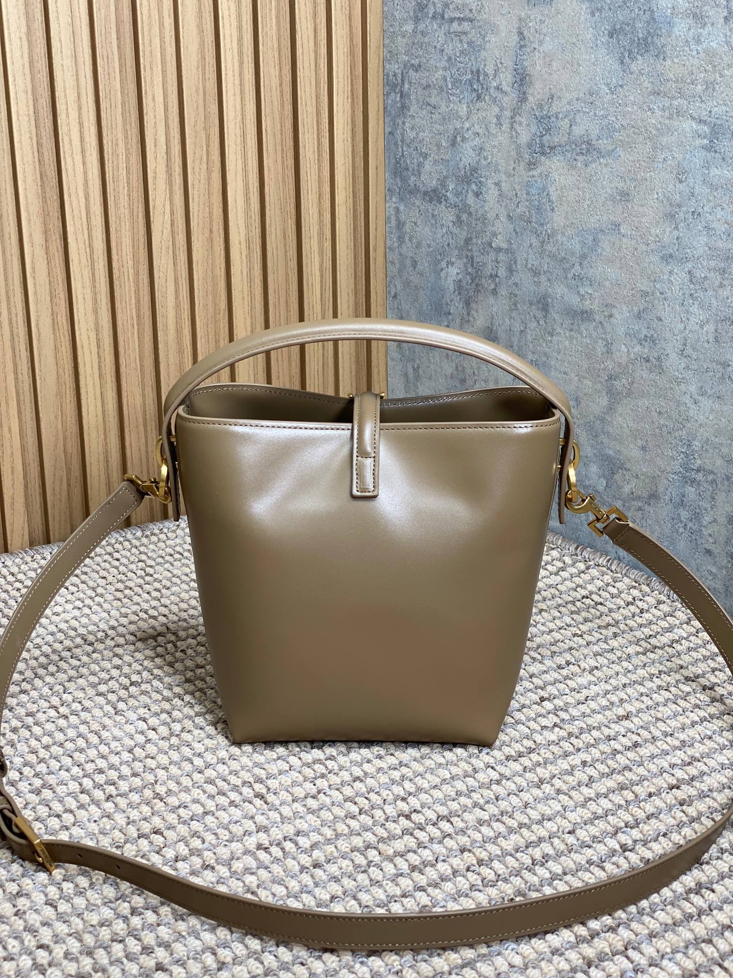 {Style No: V9VF4PCH} LE 37 SMALL BUCKET BAG 20 IN CEDAR BROWN CALFSKIN GOLD HARDWARE - Image 4