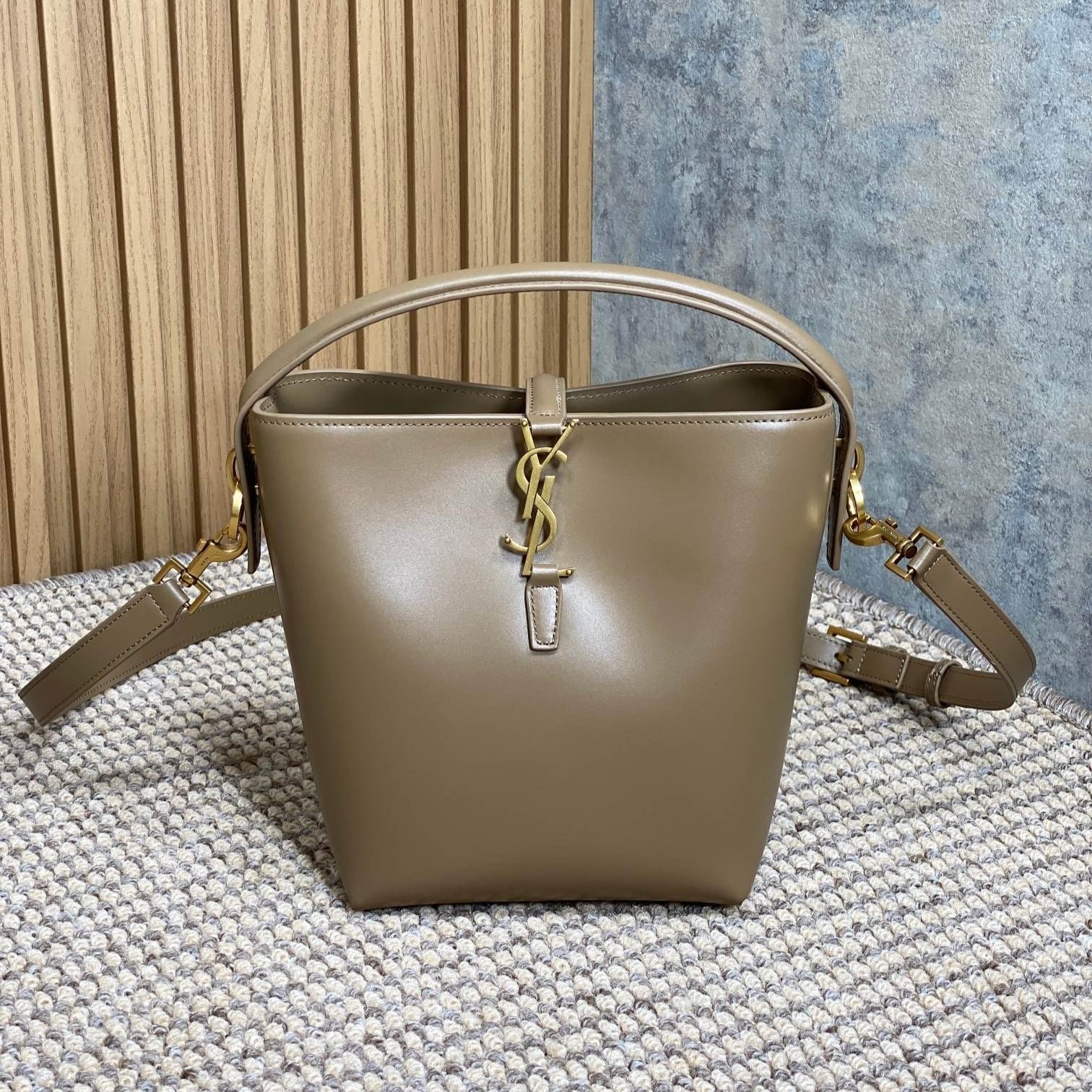 {Style No: V9VF4PCH} LE 37 SMALL BUCKET BAG 20 IN CEDAR BROWN CALFSKIN GOLD HARDWARE