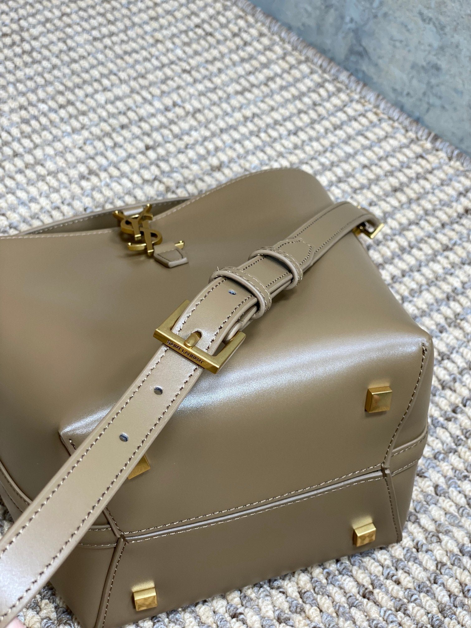 {Style No: V9VF4PCH} LE 37 SMALL BUCKET BAG 20 IN CEDAR BROWN CALFSKIN GOLD HARDWARE - Image 7