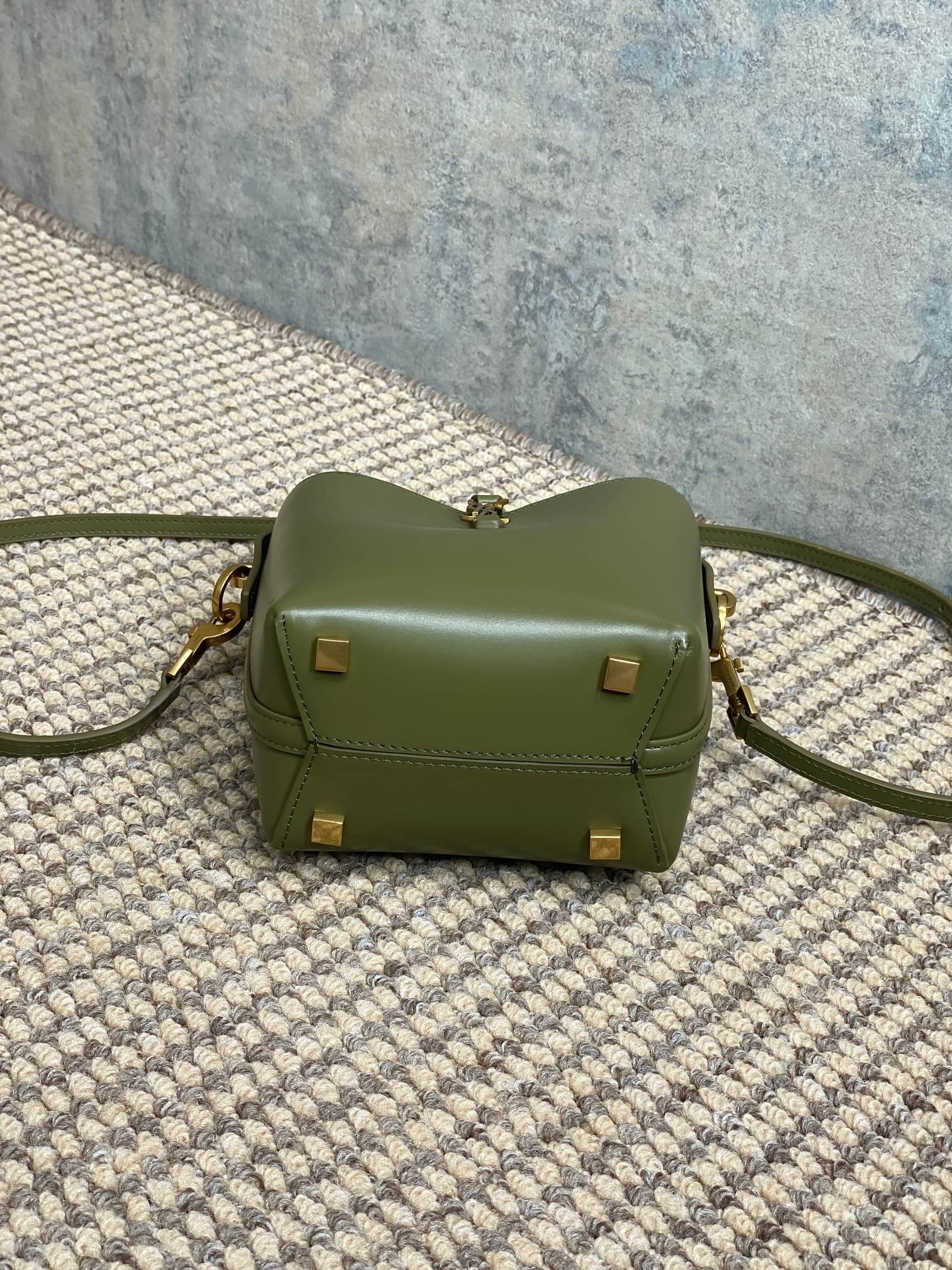 {Style No: C7SBB1YP} LE 37 MINI BUCKET BAG 15 IN AVOCADO GREEN CALFSKIN GOLD HARDWARE - Image 5