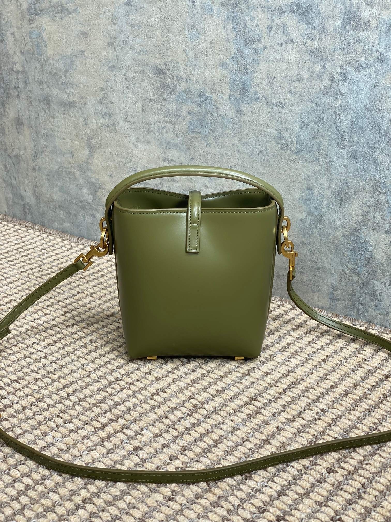 {Style No: C7SBB1YP} LE 37 MINI BUCKET BAG 15 IN AVOCADO GREEN CALFSKIN GOLD HARDWARE - Image 6