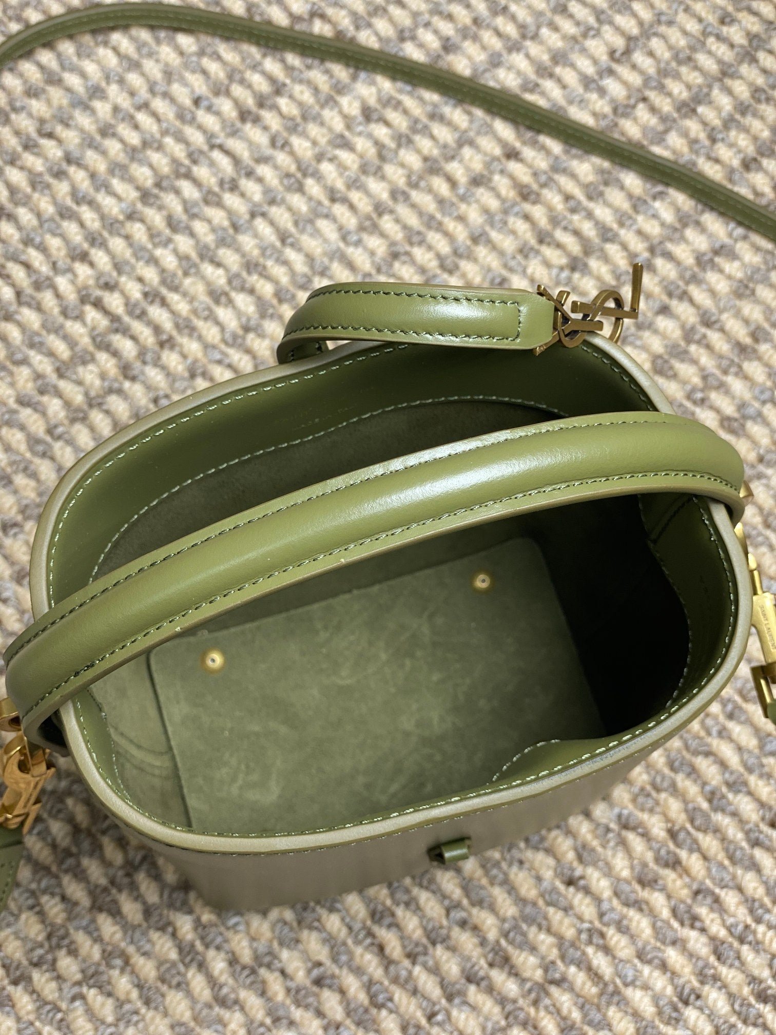{Style No: C7SBB1YP} LE 37 MINI BUCKET BAG 15 IN AVOCADO GREEN CALFSKIN GOLD HARDWARE - Image 8