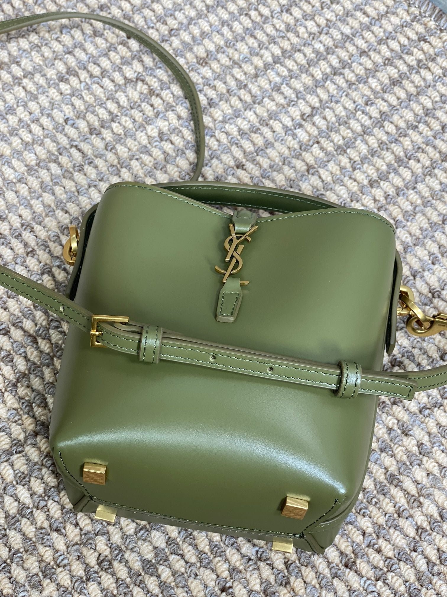 {Style No: C7SBB1YP} LE 37 MINI BUCKET BAG 15 IN AVOCADO GREEN CALFSKIN GOLD HARDWARE - Image 9