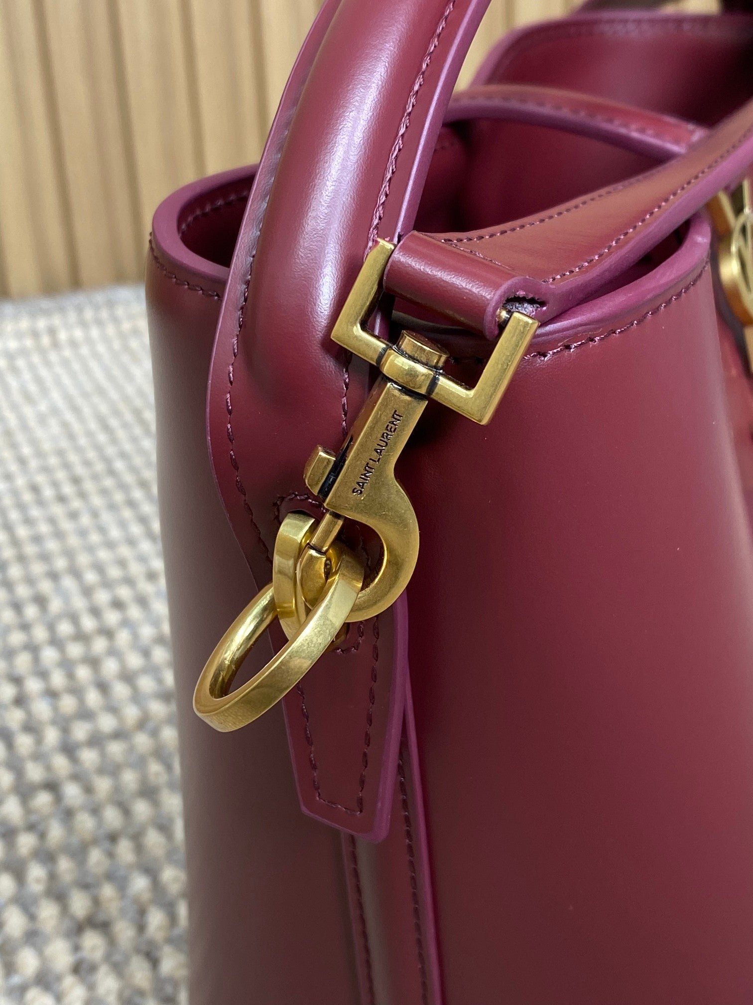 {Style No: XV18XX6R} LE 37 SMALL BUCKET BAG 20 IN BURGUNDY RED CALFSKIN GOLD HARDWARE - Image 4