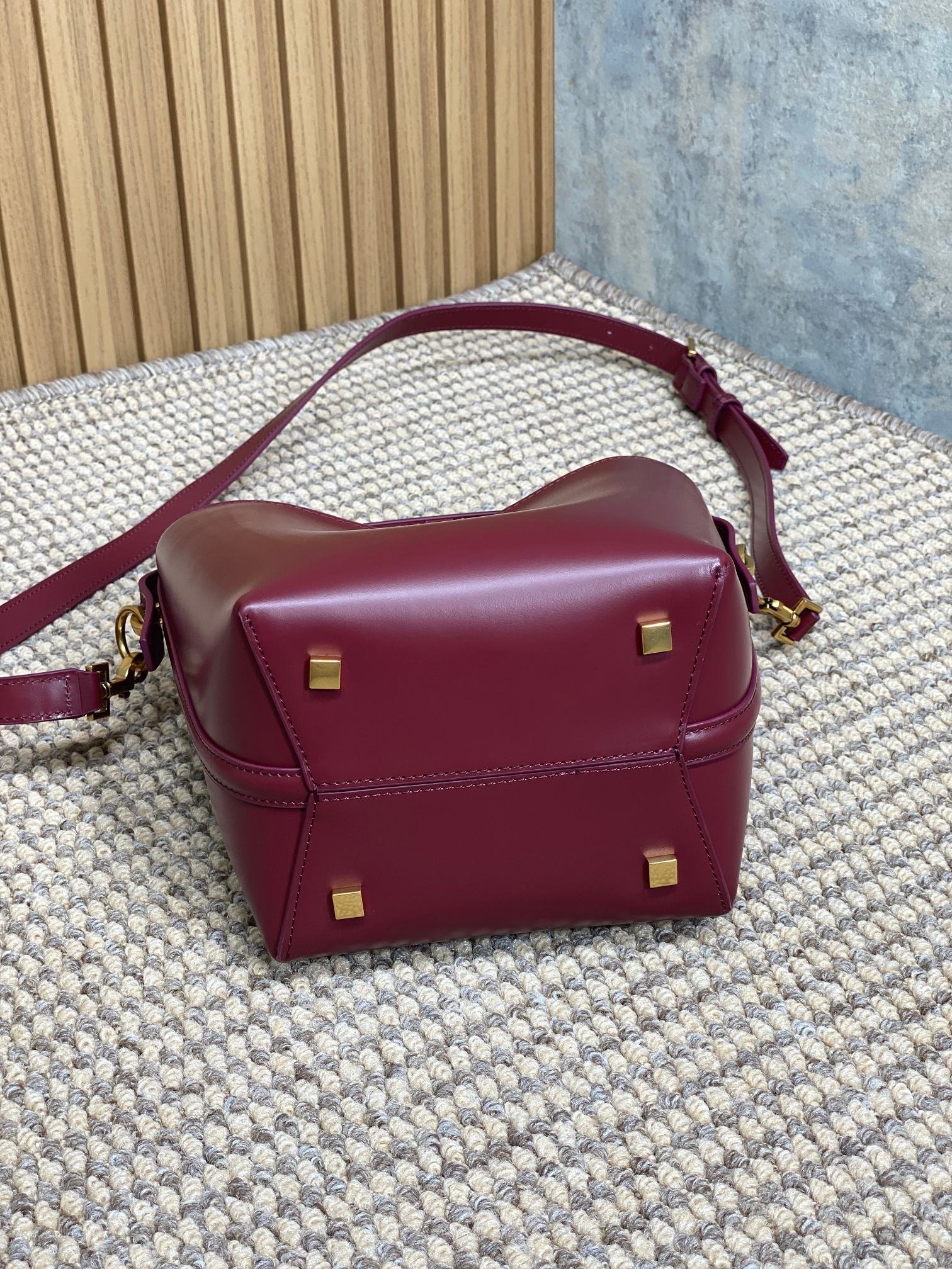 {Style No: XV18XX6R} LE 37 SMALL BUCKET BAG 20 IN BURGUNDY RED CALFSKIN GOLD HARDWARE - Image 6