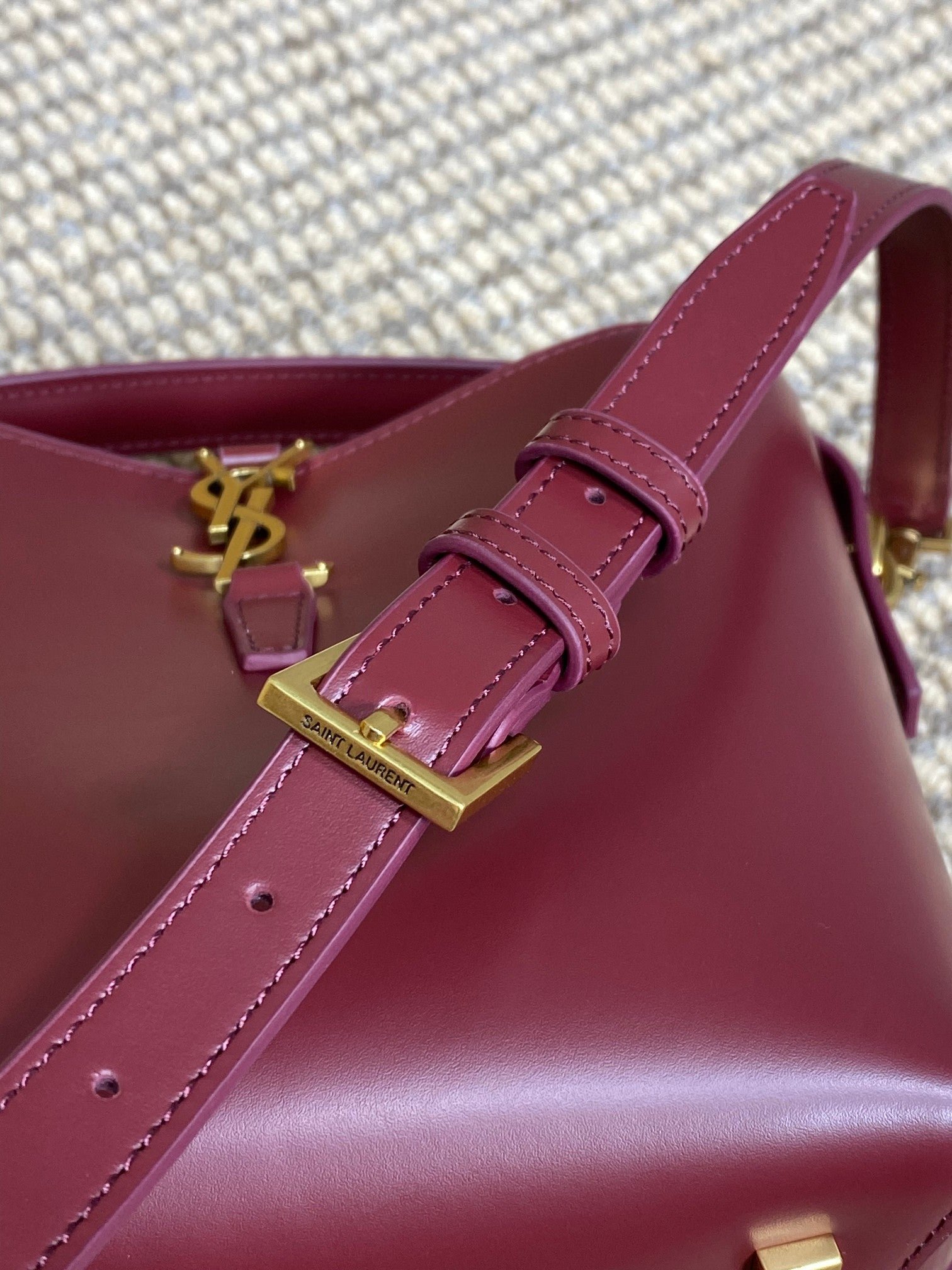 {Style No: XV18XX6R} LE 37 SMALL BUCKET BAG 20 IN BURGUNDY RED CALFSKIN GOLD HARDWARE - Image 2