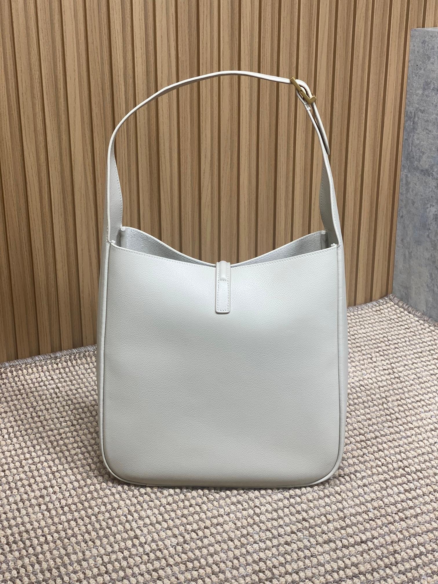 {Style No: 8L6LBSRZ} LE 5 À 7 LARGE SUPPLE BAG 31 IN WHITE CALFSKIN - Image 3