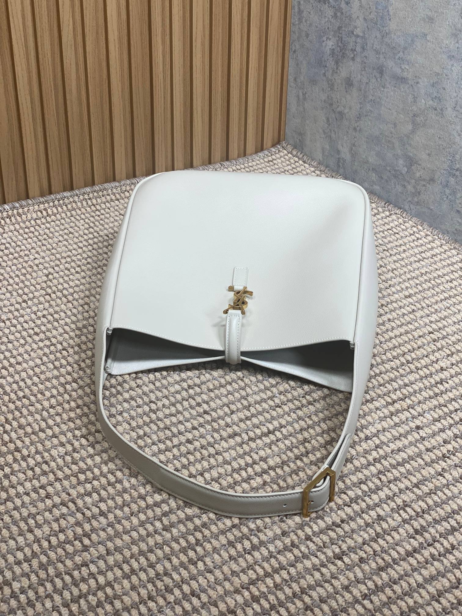 {Style No: 8L6LBSRZ} LE 5 À 7 LARGE SUPPLE BAG 31 IN WHITE CALFSKIN - Image 4