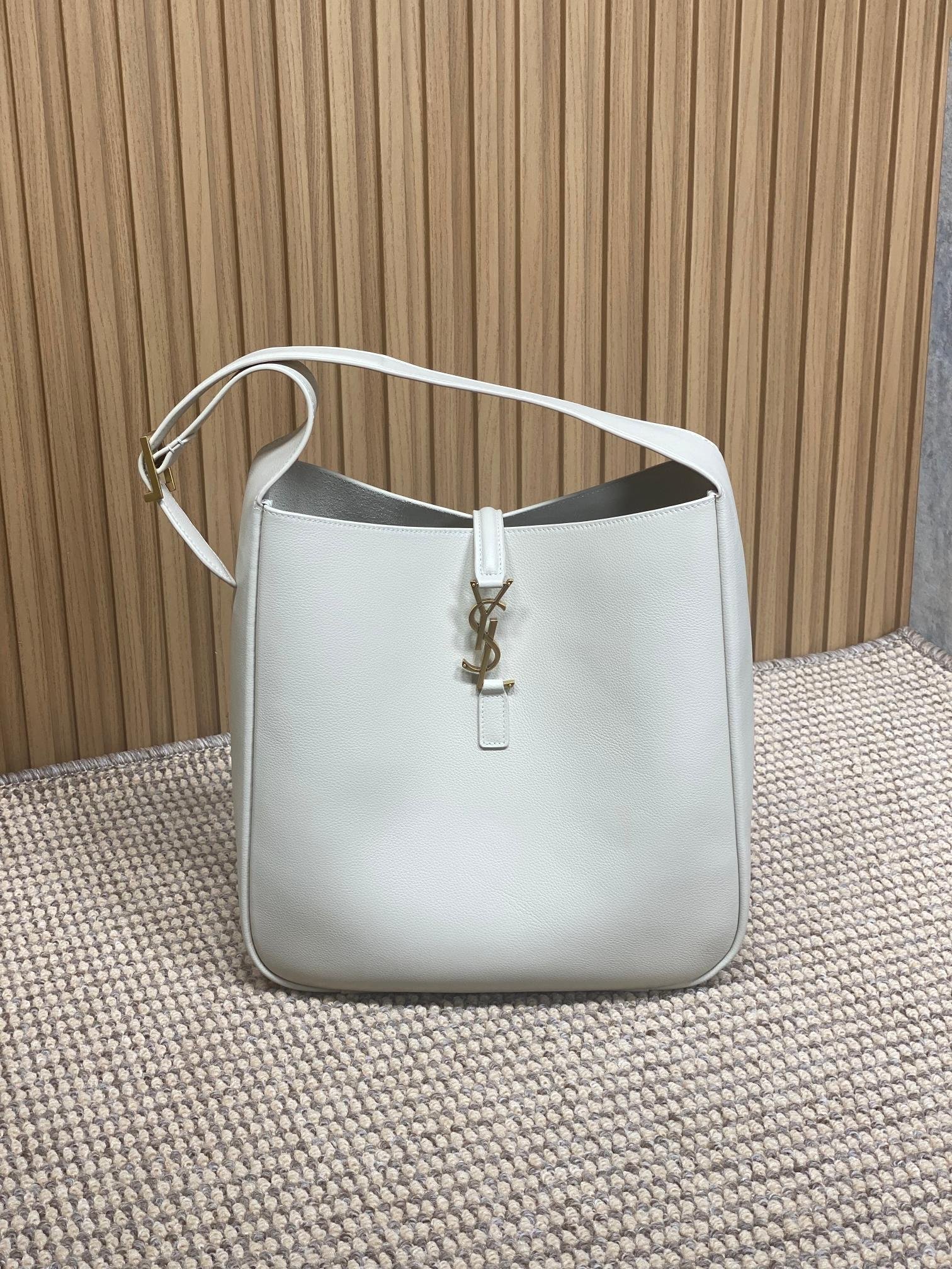 {Style No: 8L6LBSRZ} LE 5 À 7 LARGE SUPPLE BAG 31 IN WHITE CALFSKIN - Image 5