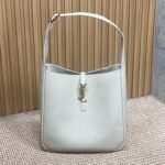 {Style No: 8L6LBSRZ} LE 5 À 7 LARGE SUPPLE BAG 31 IN WHITE CALFSKIN