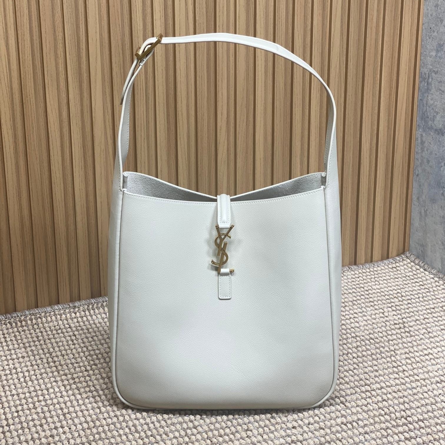 {Style No: 8L6LBSRZ} LE 5 À 7 LARGE SUPPLE BAG 31 IN WHITE CALFSKIN