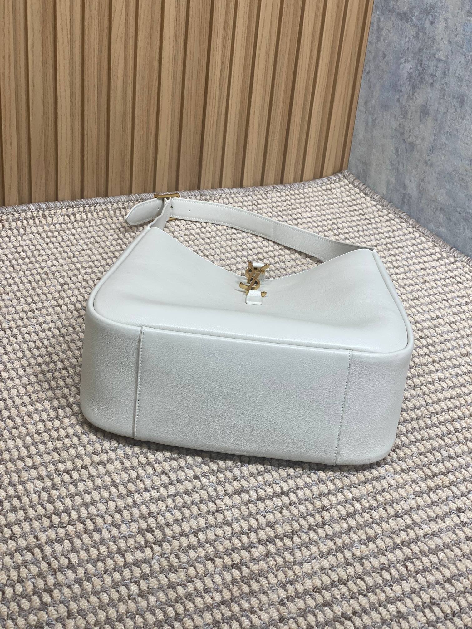 {Style No: 8L6LBSRZ} LE 5 À 7 LARGE SUPPLE BAG 31 IN WHITE CALFSKIN - Image 6