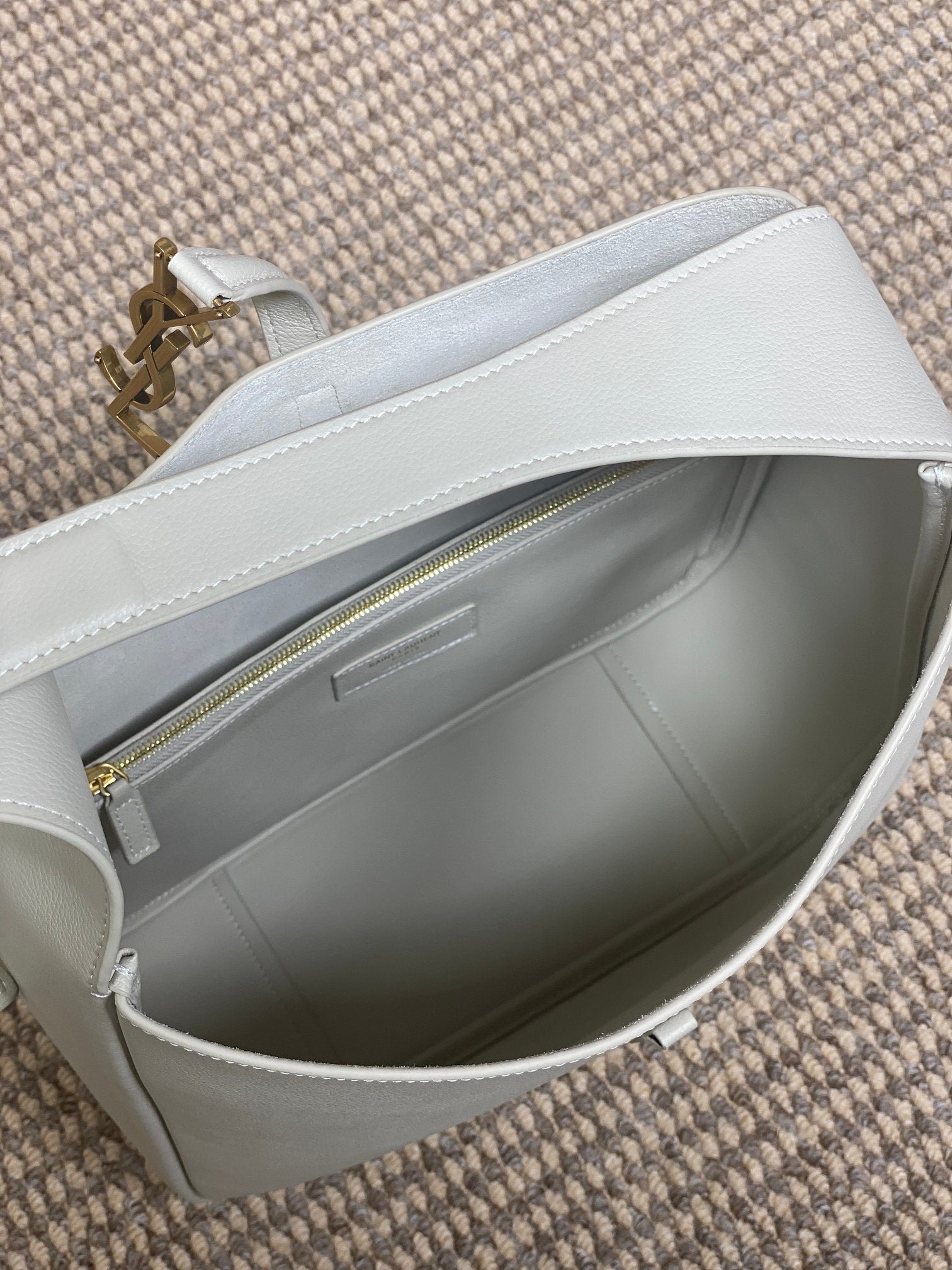 {Style No: 8L6LBSRZ} LE 5 À 7 LARGE SUPPLE BAG 31 IN WHITE CALFSKIN - Image 7