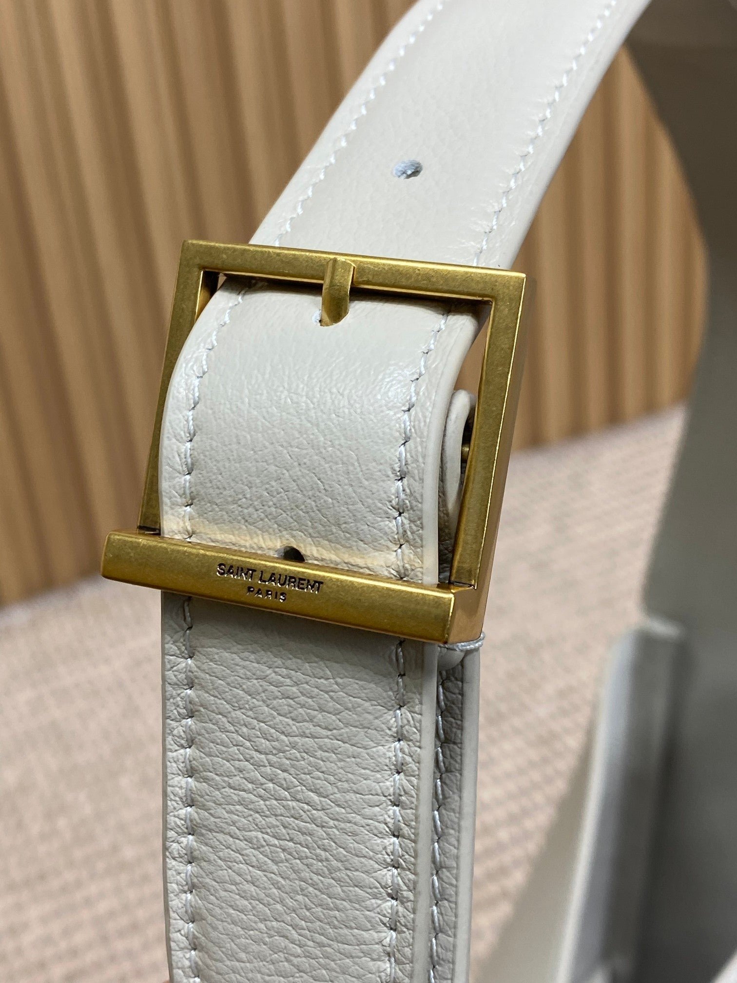 {Style No: 8L6LBSRZ} LE 5 À 7 LARGE SUPPLE BAG 31 IN WHITE CALFSKIN - Image 9