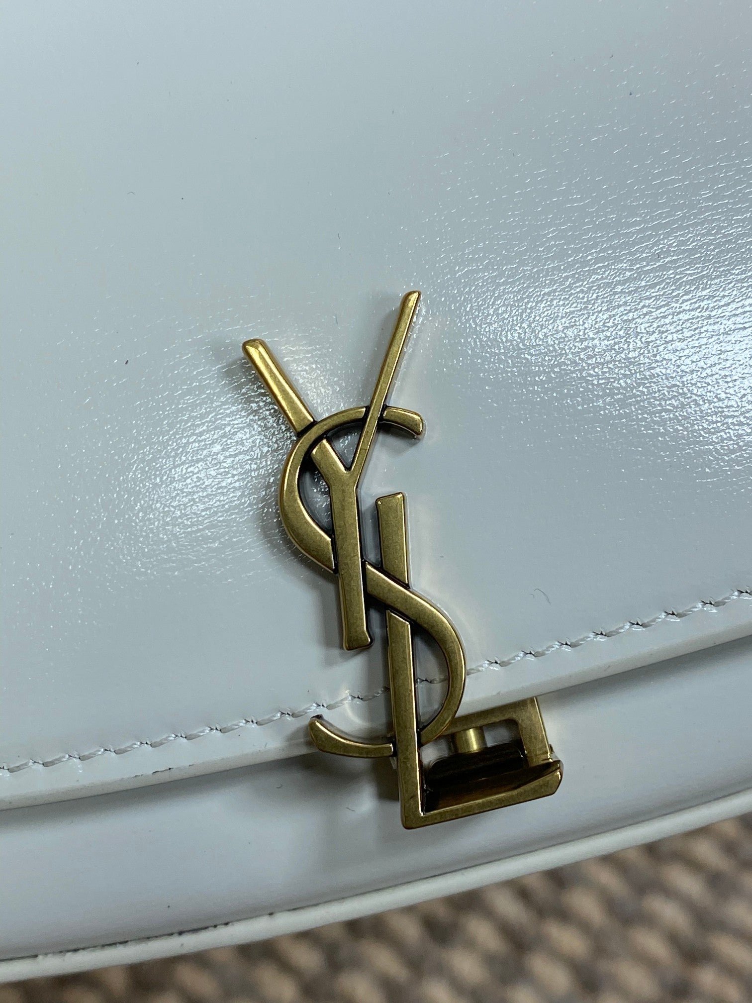 {Style No: WUVTK72H} VOLTAIRE IN BOX SHOULDER BAG 21 IN WHITE CALFSKIN GOLD METALLIC - Image 2
