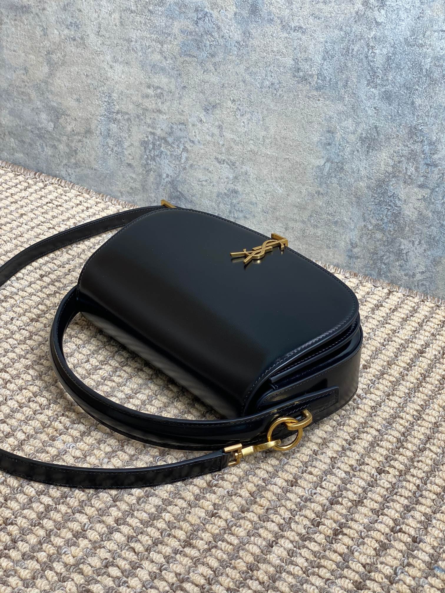 {Style No: 5P4EUELX} VOLTAIRE HALF-MOON SHOULDER BAG 24 IN BLACK CALFSKIN GOLD METALLIC - Image 3