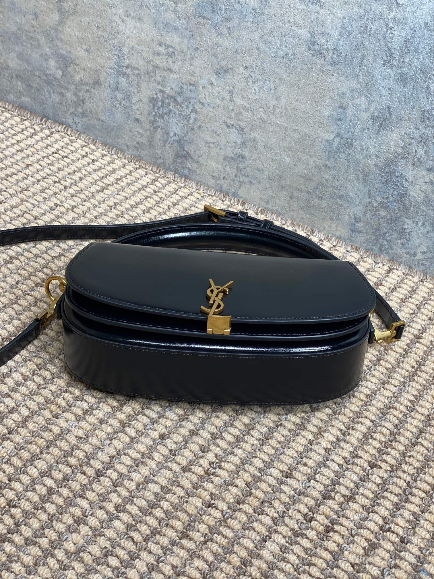{Style No: 5P4EUELX} VOLTAIRE HALF-MOON SHOULDER BAG 24 IN BLACK CALFSKIN GOLD METALLIC - Image 4
