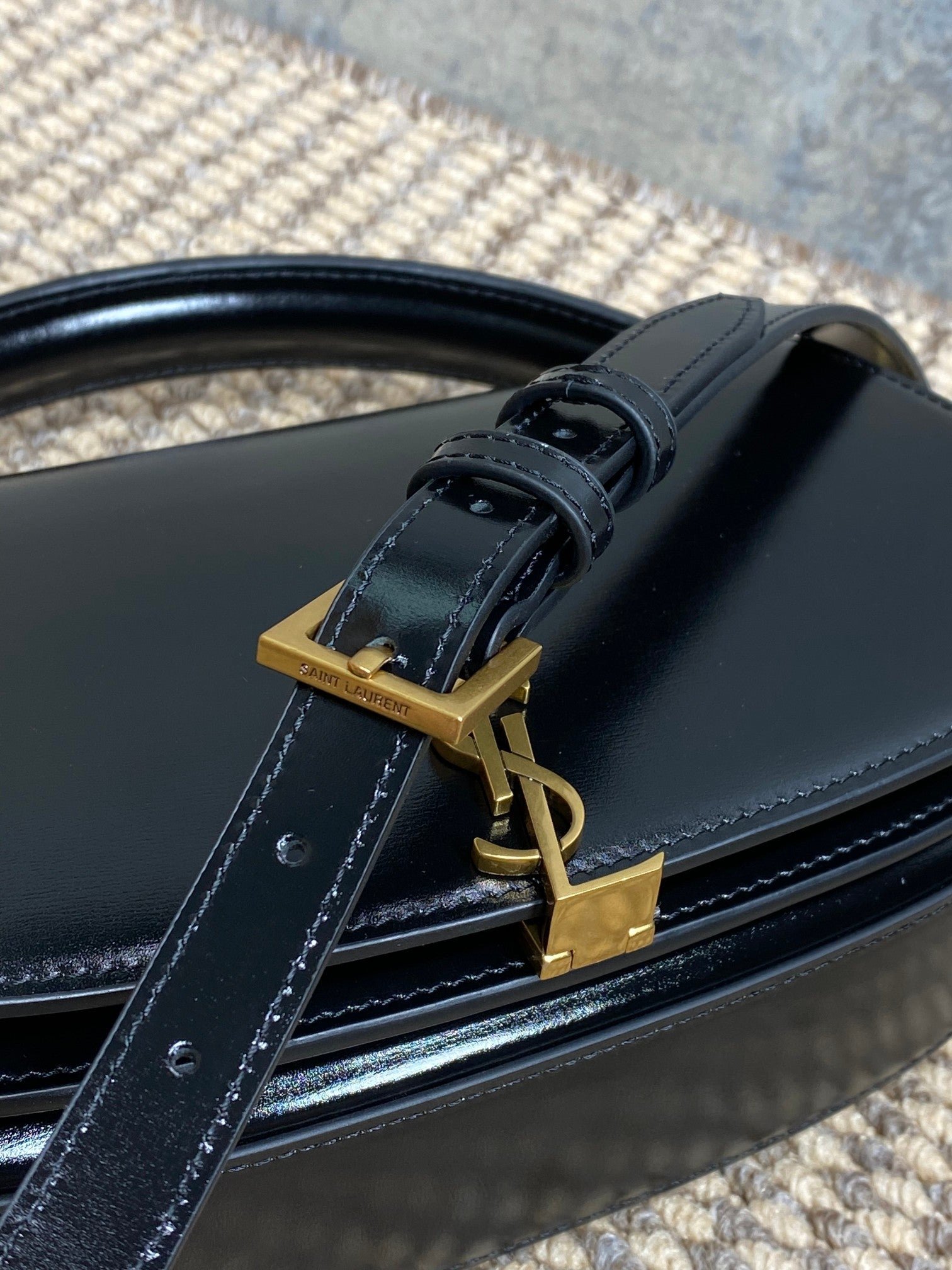 {Style No: 5P4EUELX} VOLTAIRE HALF-MOON SHOULDER BAG 24 IN BLACK CALFSKIN GOLD METALLIC - Image 8