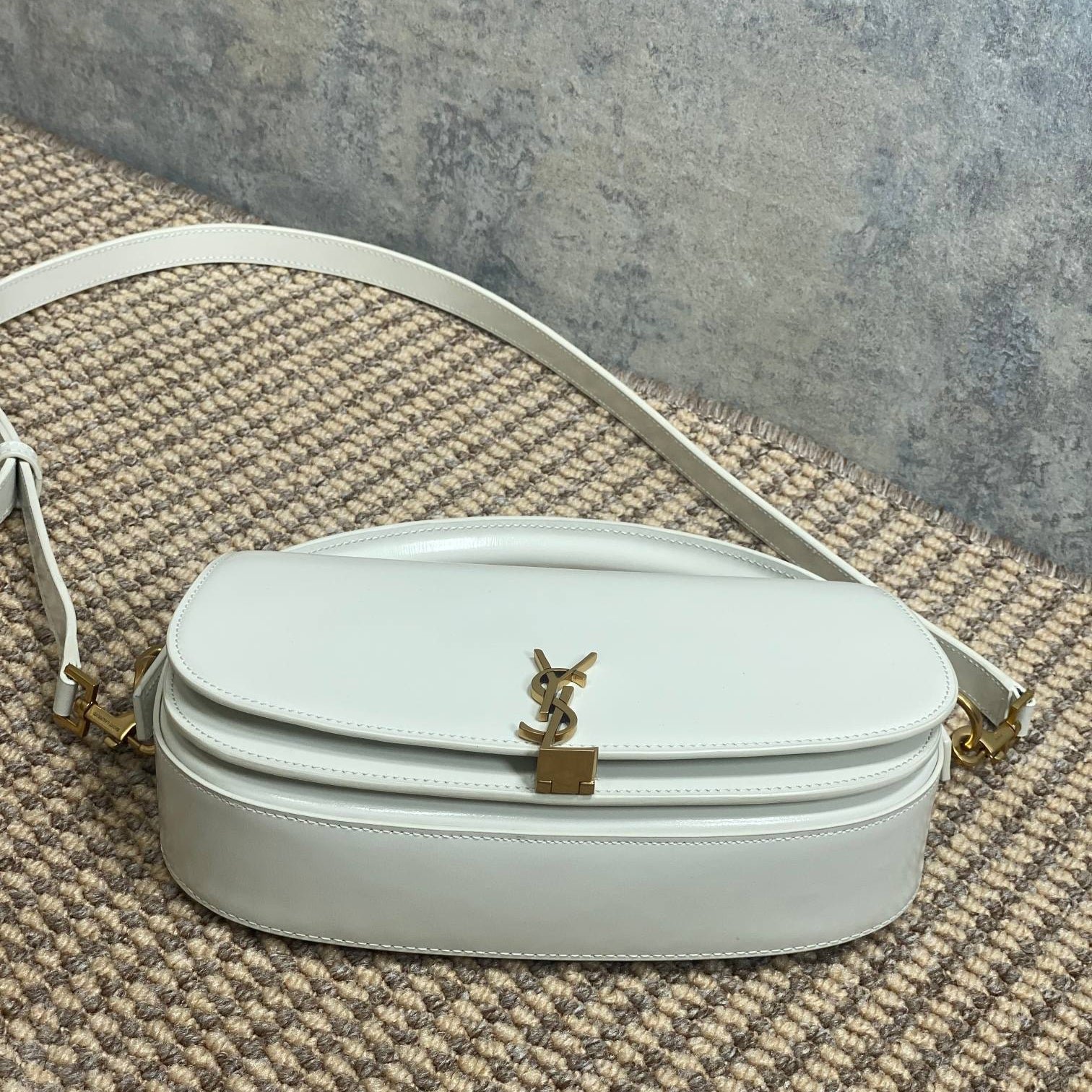{Style No: YAH5XNVE} VOLTAIRE HALF-MOON SHOULDER BAG 24 IN WHITE CALFSKIN GOLD METALLIC - Image 3
