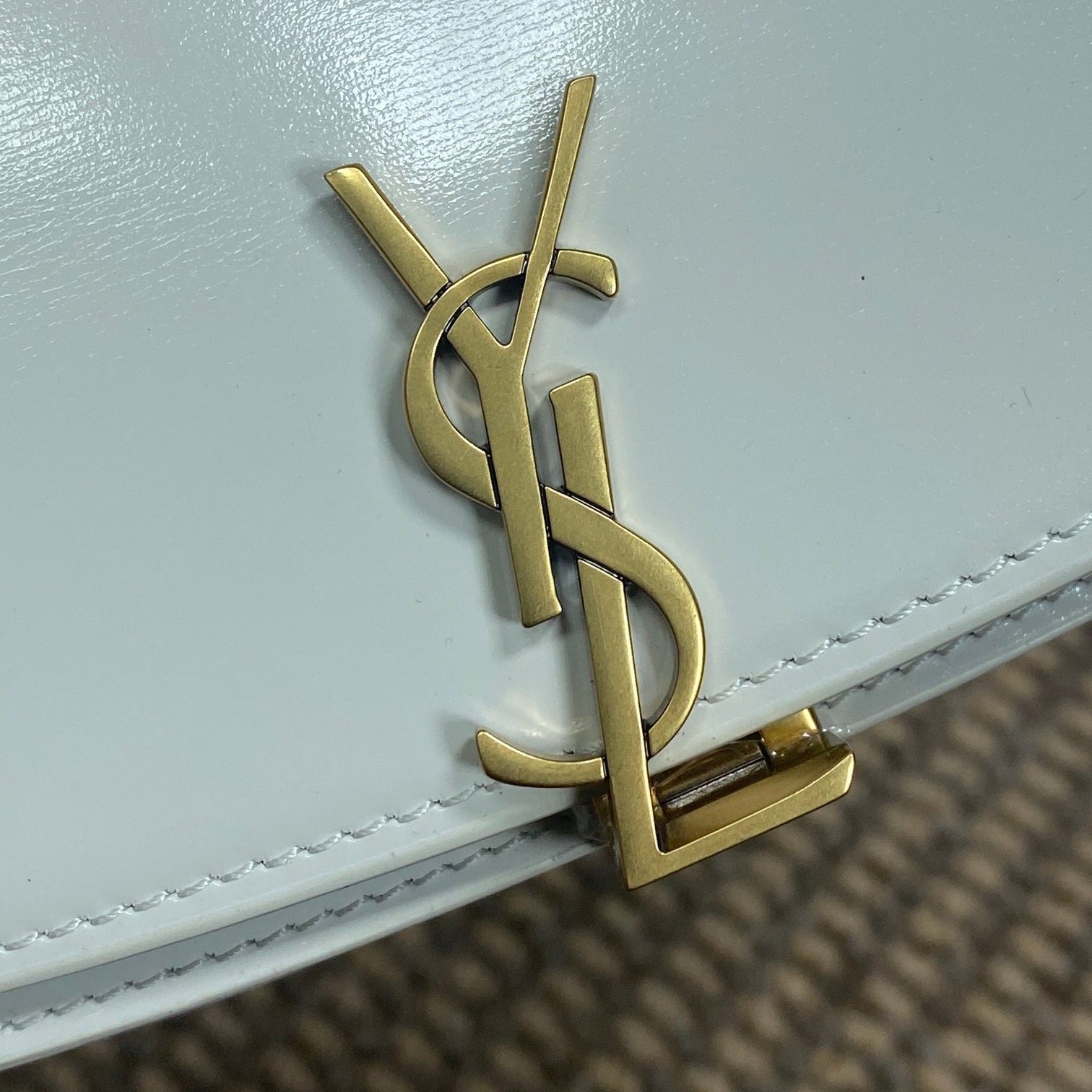 {Style No: YAH5XNVE} VOLTAIRE HALF-MOON SHOULDER BAG 24 IN WHITE CALFSKIN GOLD METALLIC - Image 4
