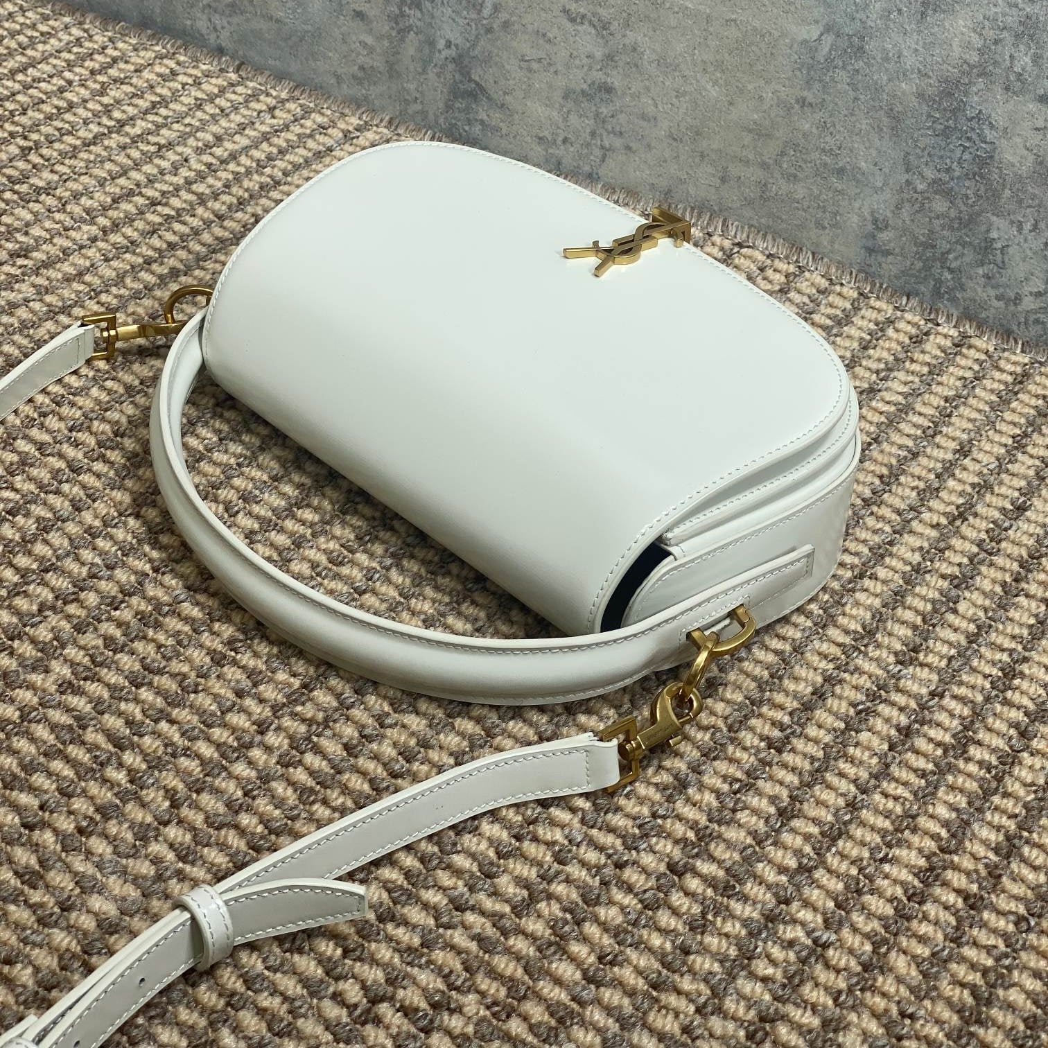 {Style No: YAH5XNVE} VOLTAIRE HALF-MOON SHOULDER BAG 24 IN WHITE CALFSKIN GOLD METALLIC - Image 6